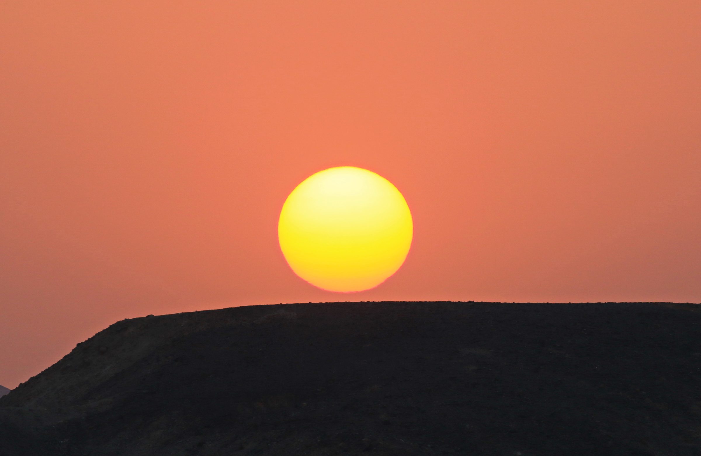 El sol se pone sobre el desierto en Marsa Alam
