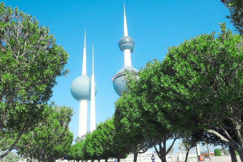 Las Kuwait Towers sobre los árboles de Arabian Gulf Road, ciudad de Kuwait