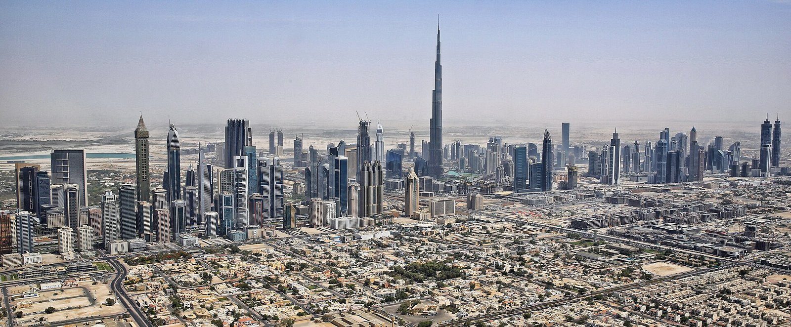 Downtown Dubai y el Burj Khalifa vistos desde un helicóptero sobre la ciudad.
