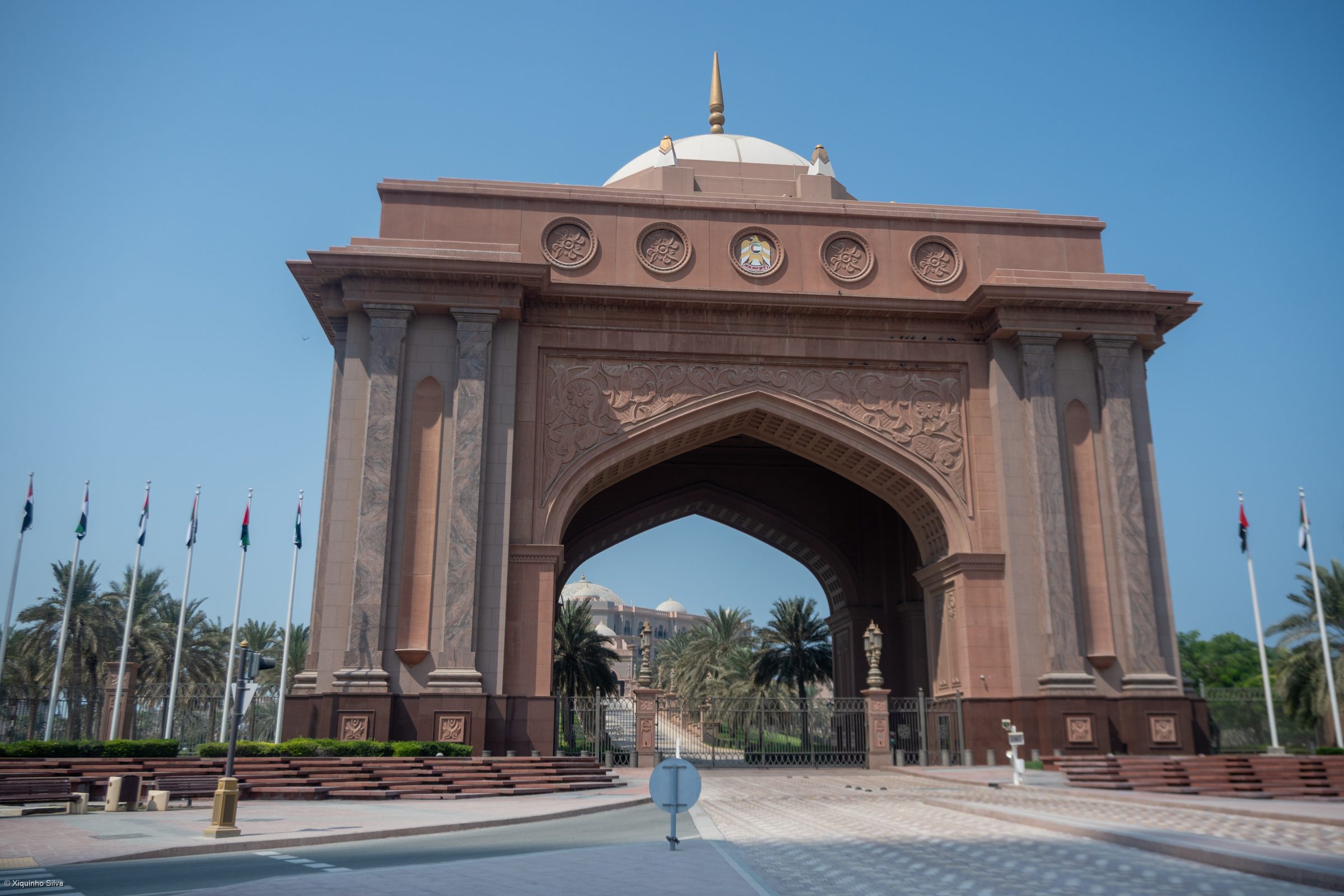 La monumental entrada del Emirates Palace en Abu Dabi