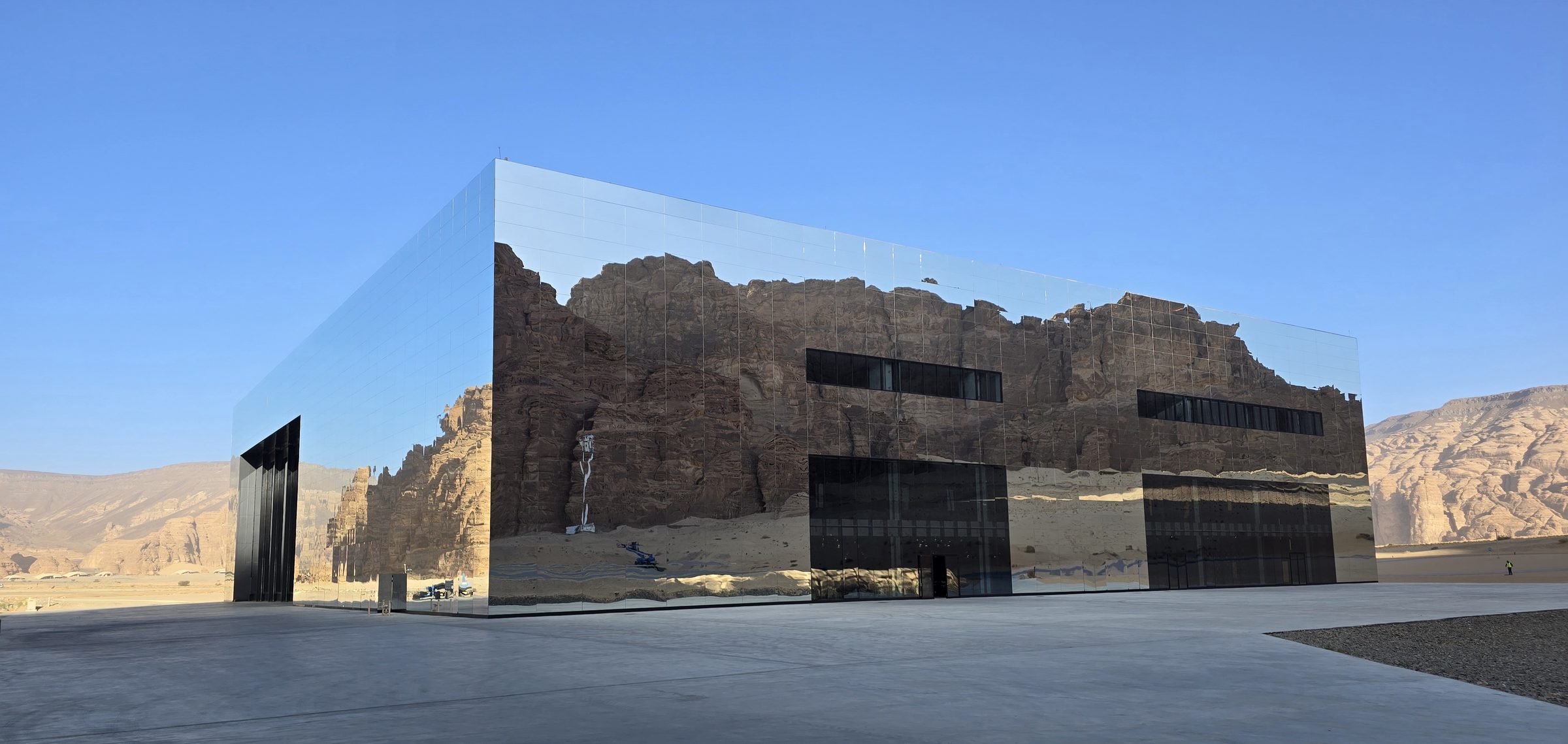 Maraya, la sala de conciertos espejada que refleja los acantilados de AlUla