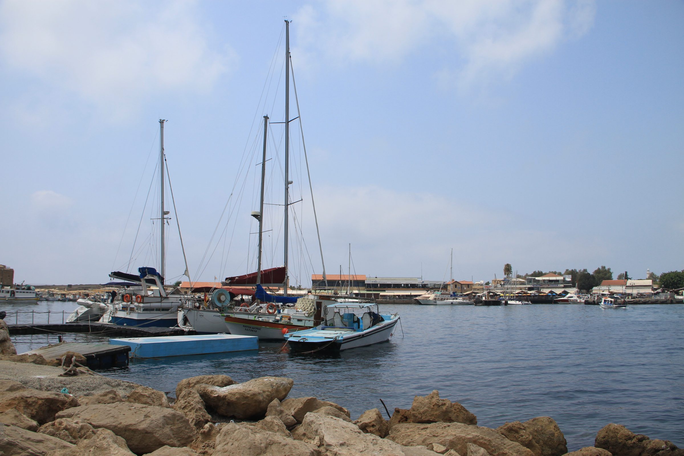 Veleros y barcas de pesca en el puerto de Pafos, Chipre