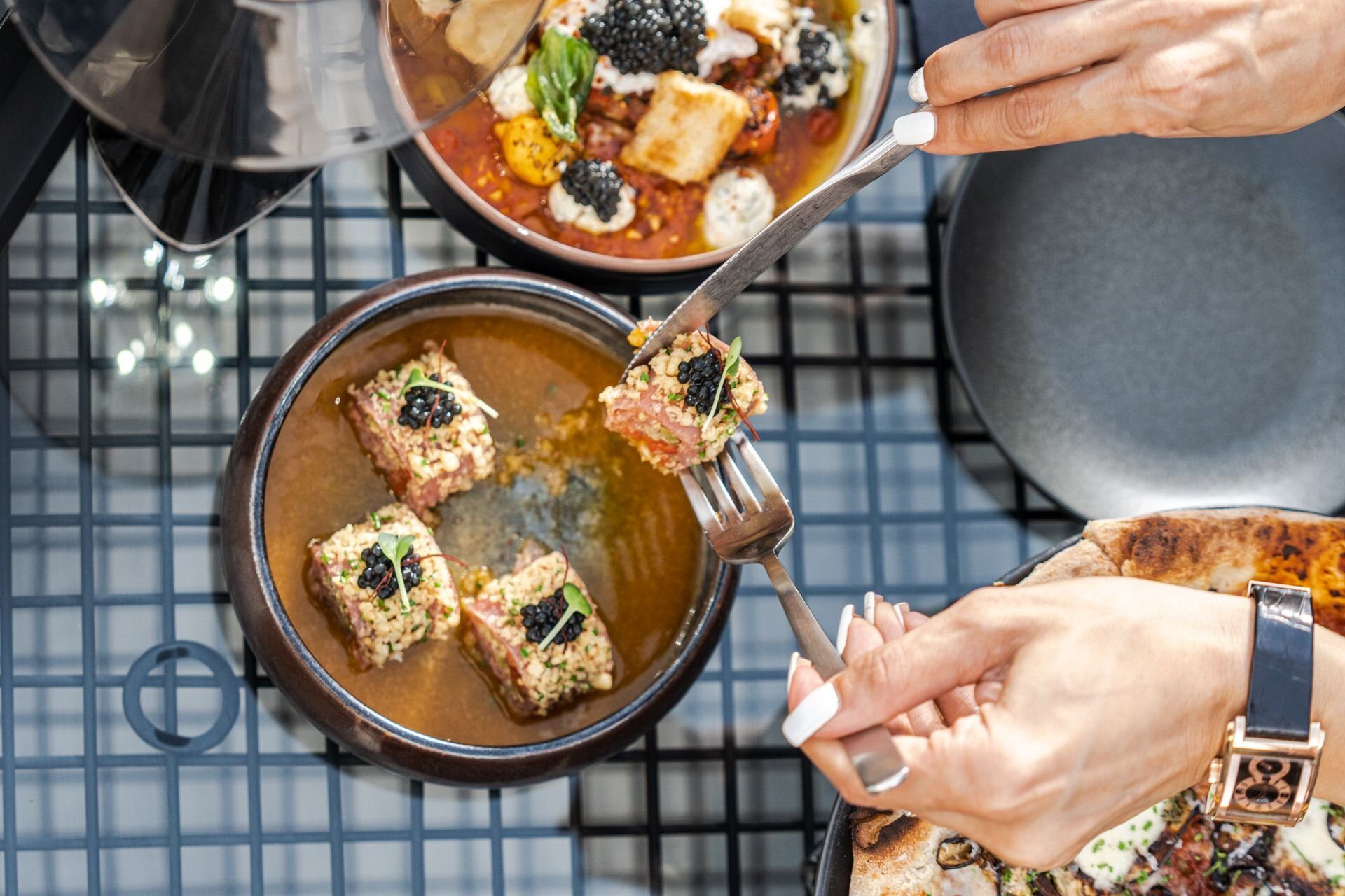 Alta gastronomía en Dubái: atún sellado y caviar servidos en la mesa