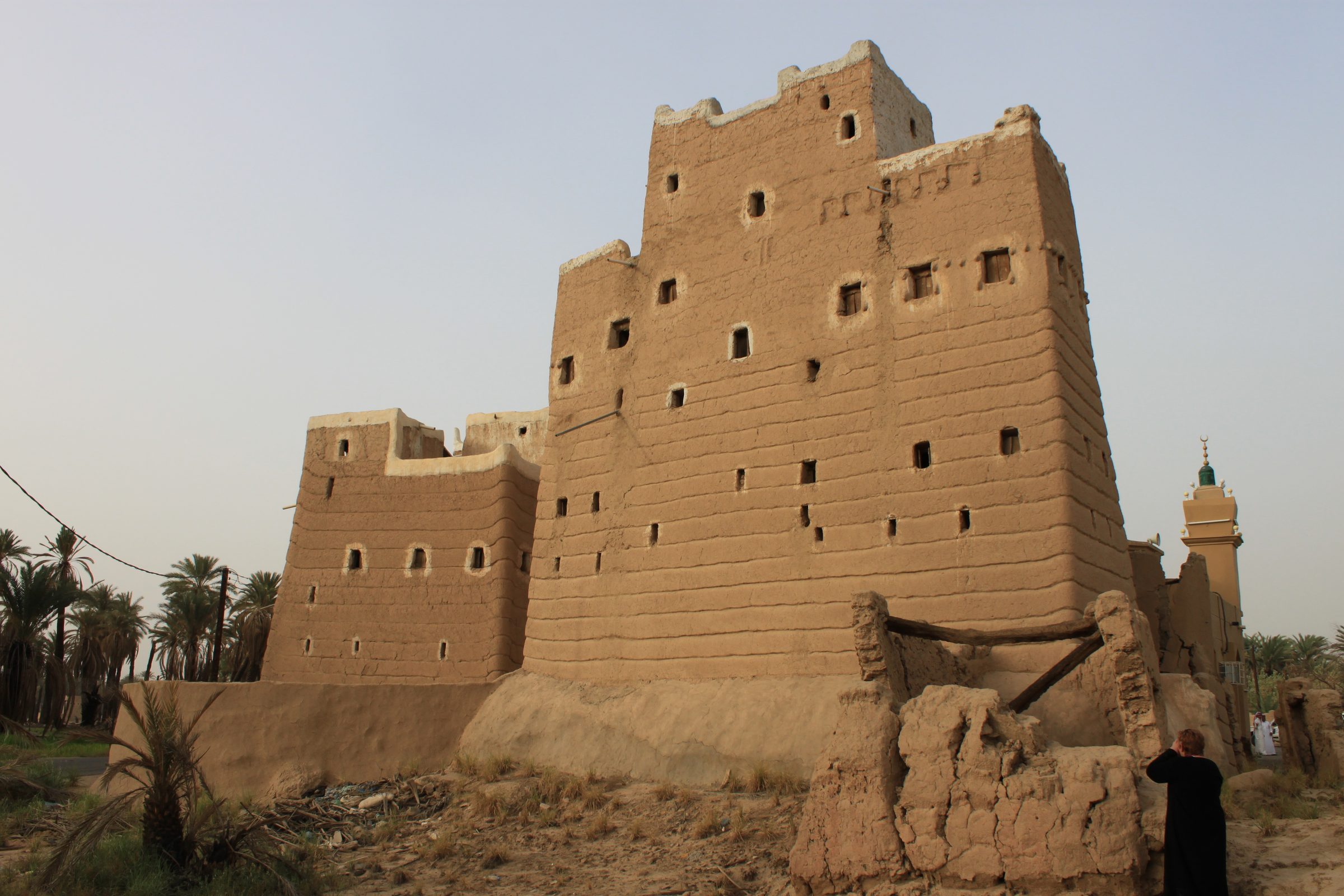Una tradicional casa torre de adobe entre palmeras datileras, Najrán
