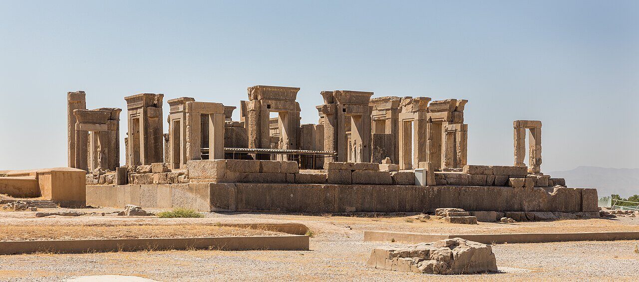El palacio Tachara de Darío el Grande, con sus columnas, alzándose entre las ruinas de Persépolis, Irán.