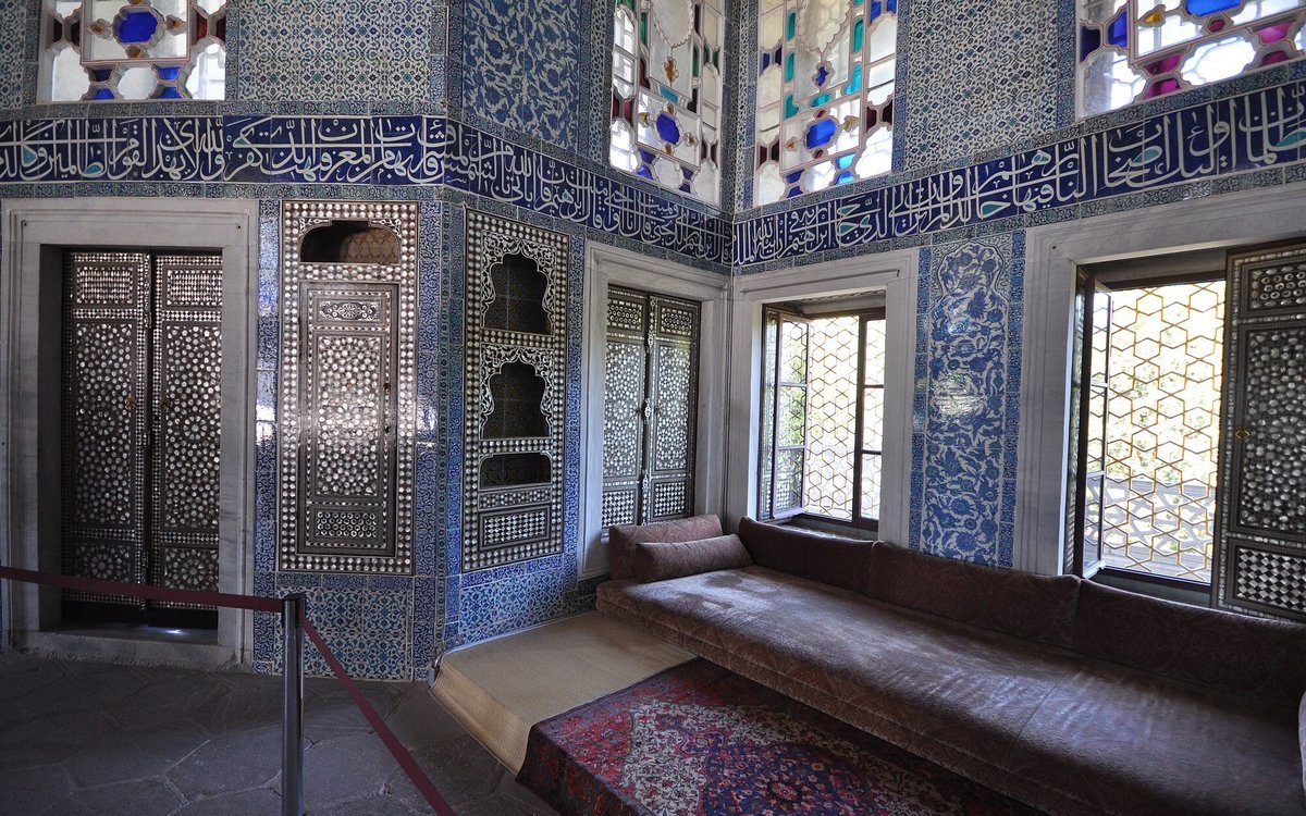 Azulejos de Iznik, vidrieras y puertas de nácar revisten el Pabellón de Bagdad del Palacio de Topkapı, en Estambul.