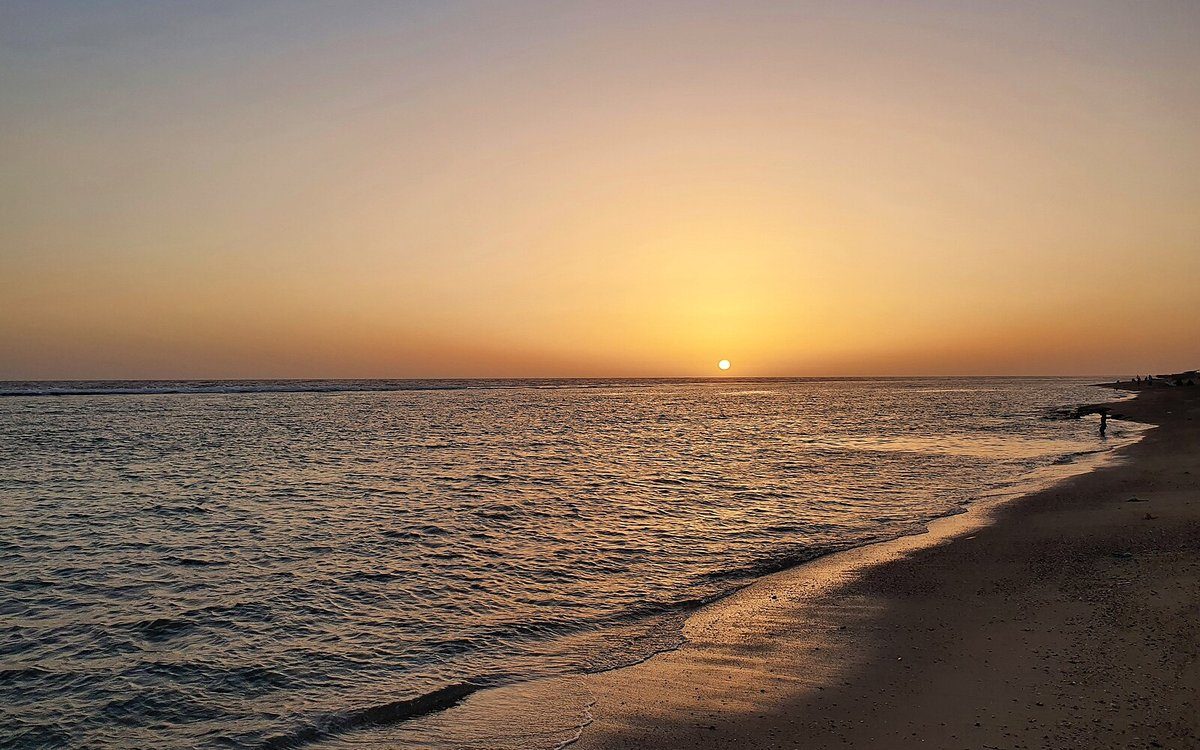 Puesta de sol sobre el Mar Rojo en Umluj, la puerta de entrada continental a las islas Ummahat, donde se encuentra Nujuma