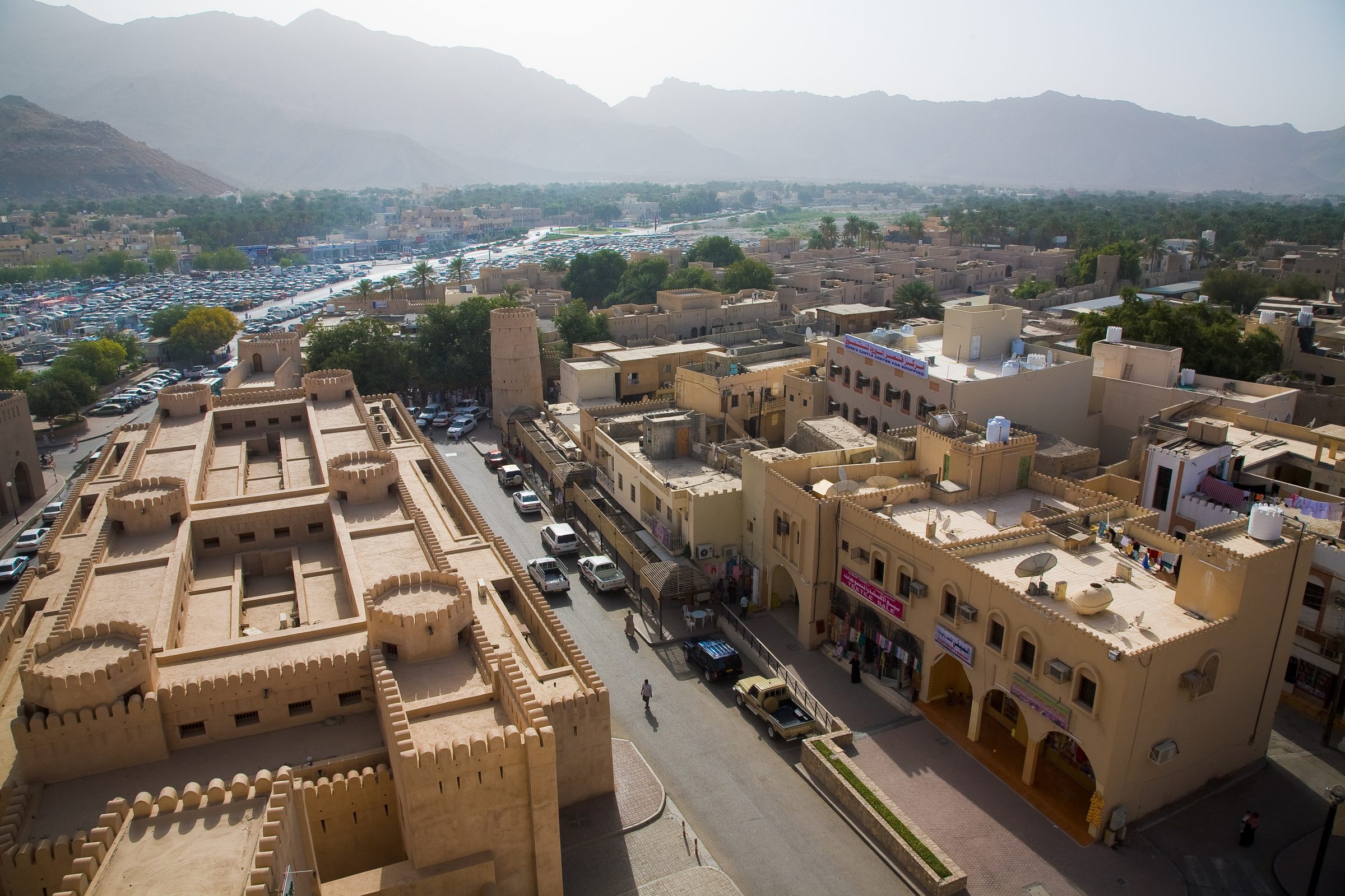 Nizwa desde lo alto: el antiguo barrio del zoco, los palmerales y las montañas de Hajar, Omán