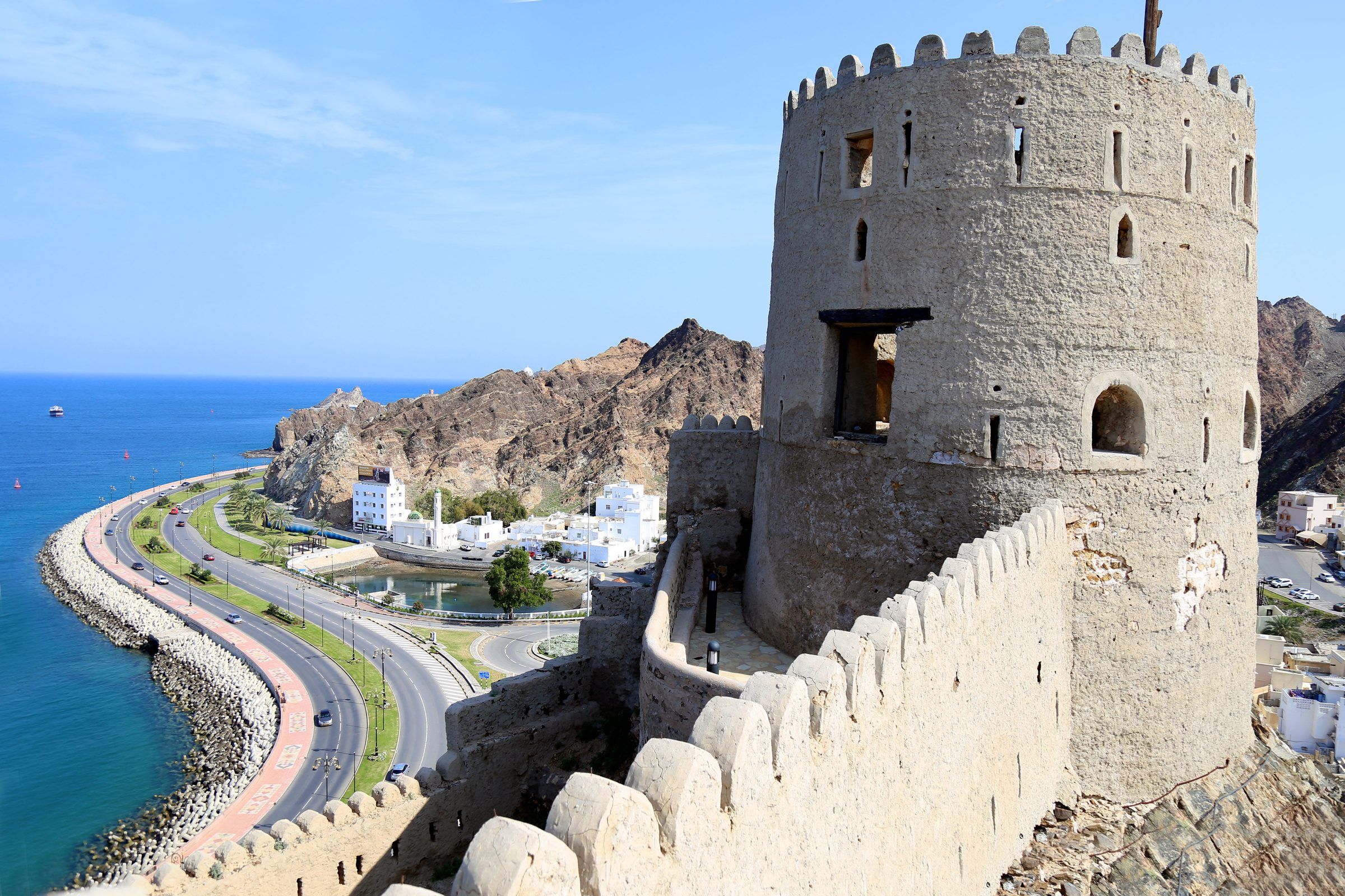 Una atalaya sobre la corniche y las montañas de Mascate