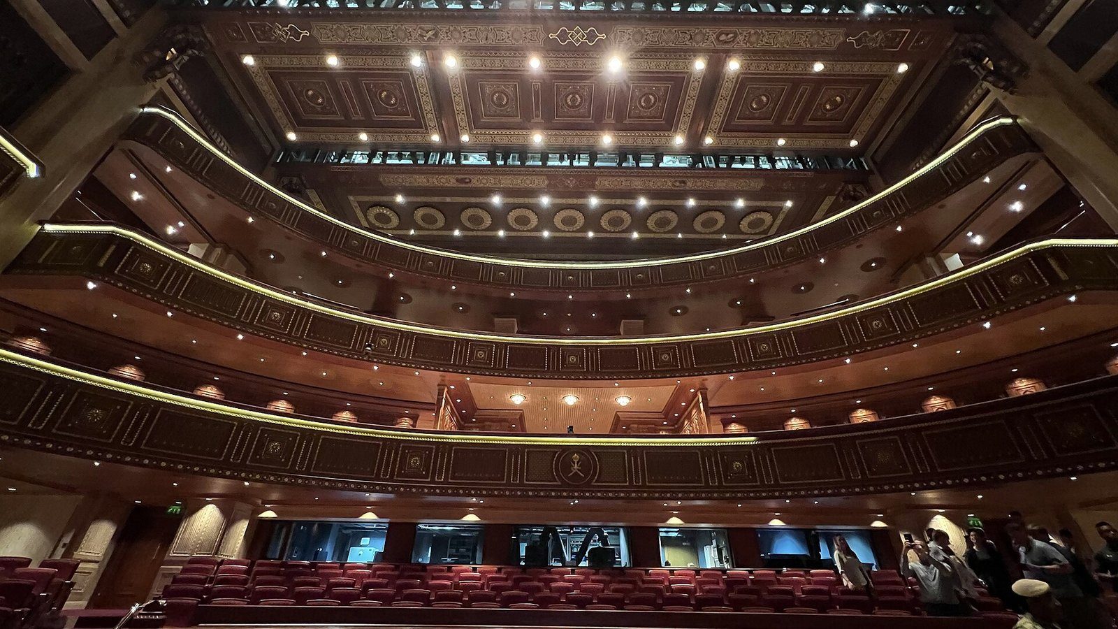 Los palcos de madera escalonados y el techo dorado del auditorio de la Royal Opera House Muscat