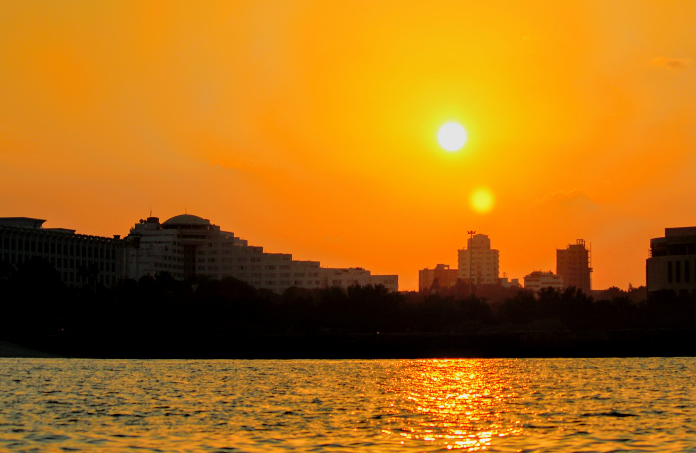 Atardecer sobre el agua en la isla de Kish