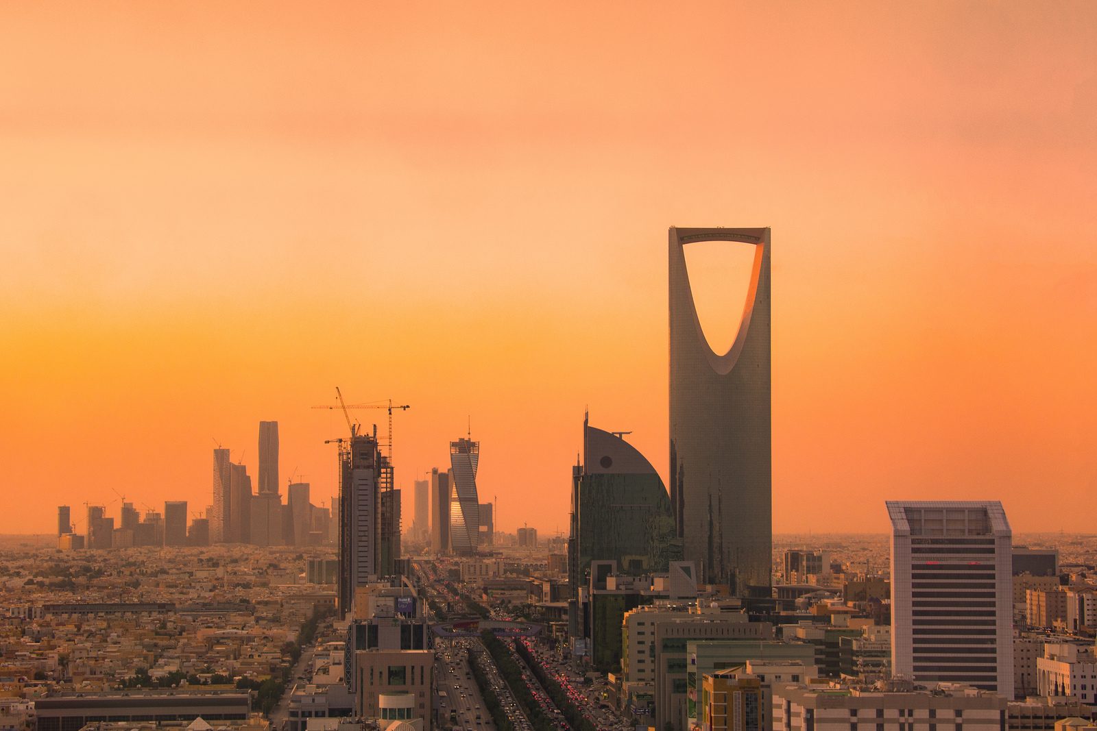 El perfil urbano de Riad y la Kingdom Tower bajo un cielo dorado