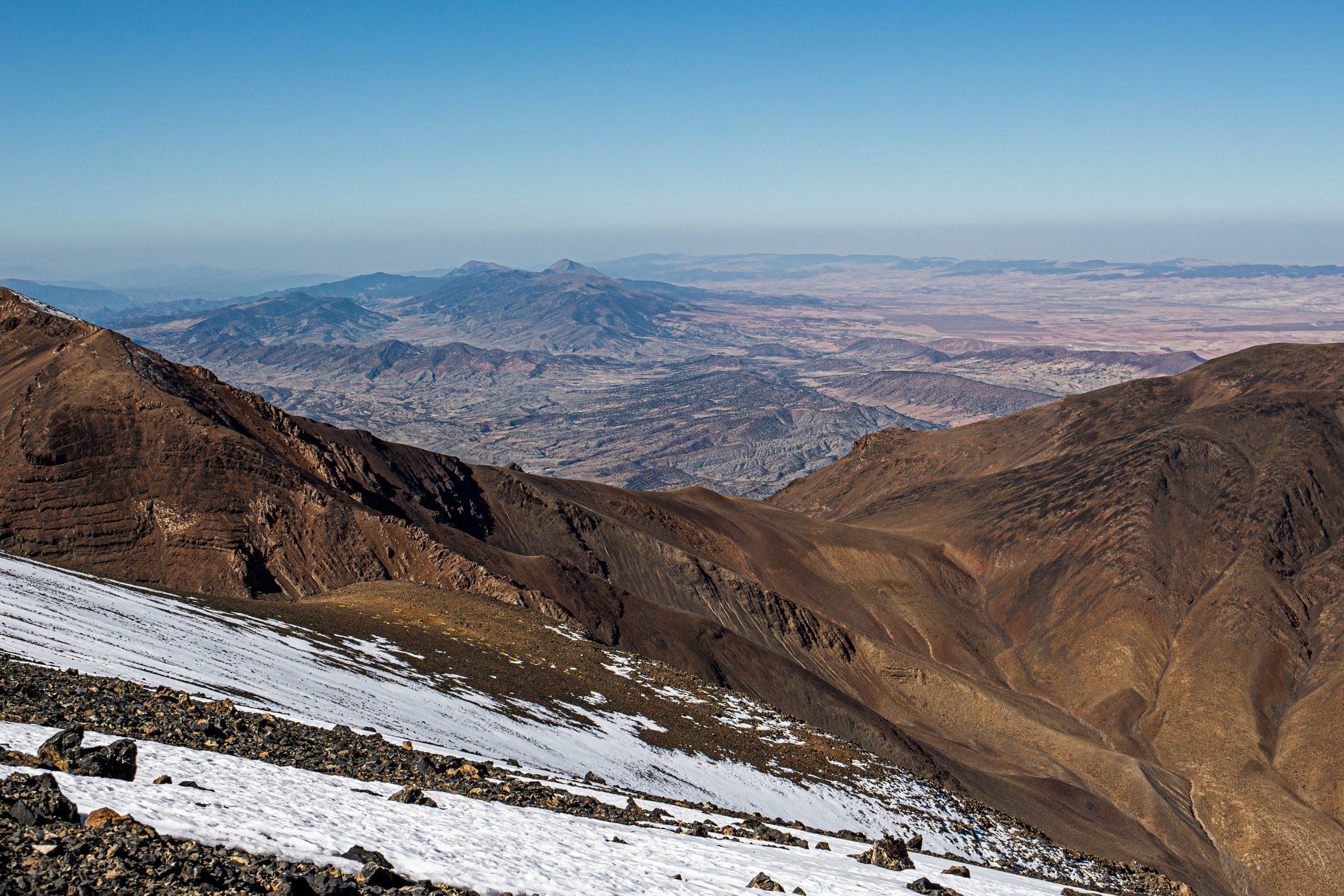 La vista desde la cumbre del Yebel Ayachi, en el Alto Atlas oriental de Marruecos