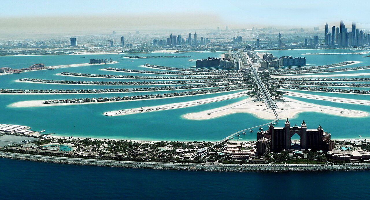 Las frondas de Palm Jumeirah y Atlantis The Palm vistas desde el aire, con el horizonte de Dubai Marina al fondo.
