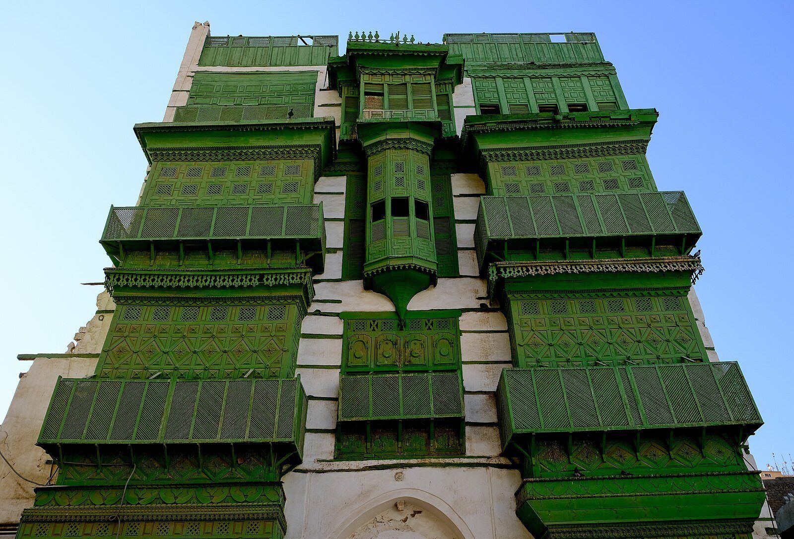 Una casa tradicional en Al-Balad, el casco antiguo de Yeda, con su fachada cubierta de balcones roshan de madera verde.