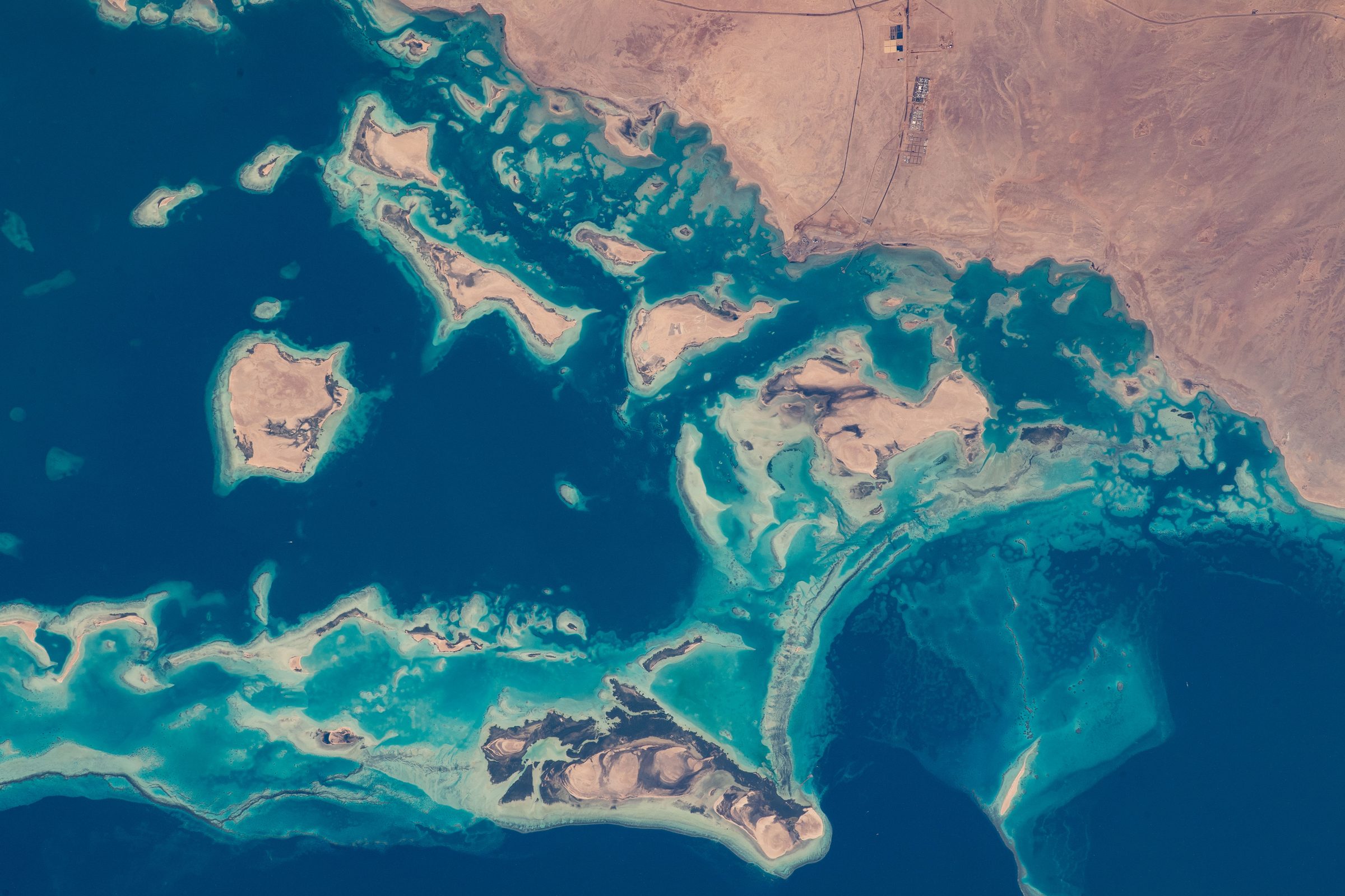 Arrecifes, islas y lagunas de la costa saudí del Mar Rojo, vistos desde la Estación Espacial Internacional