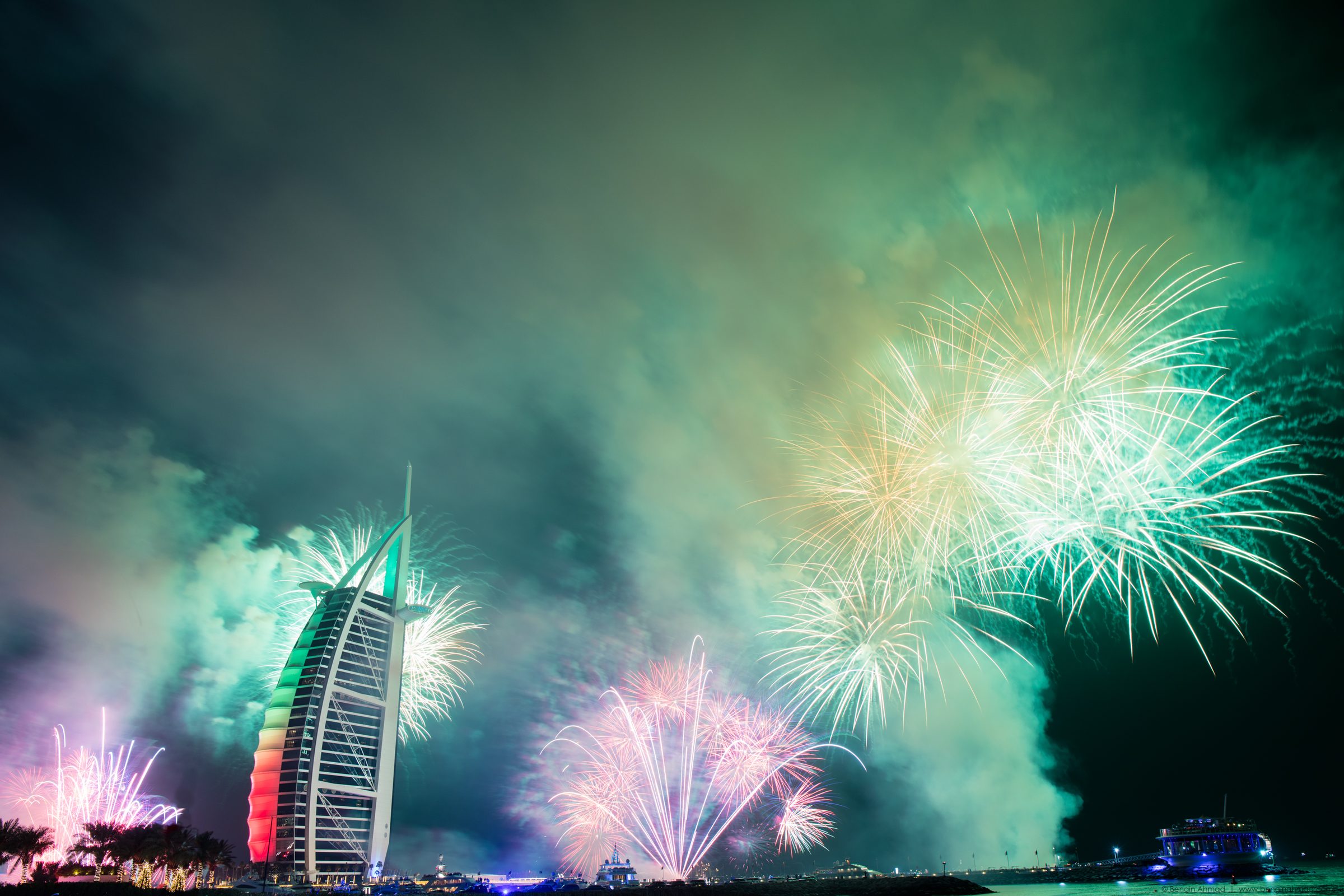 Fuegos artificiales de Año Nuevo sobre el Burj Al Arab en Dubái