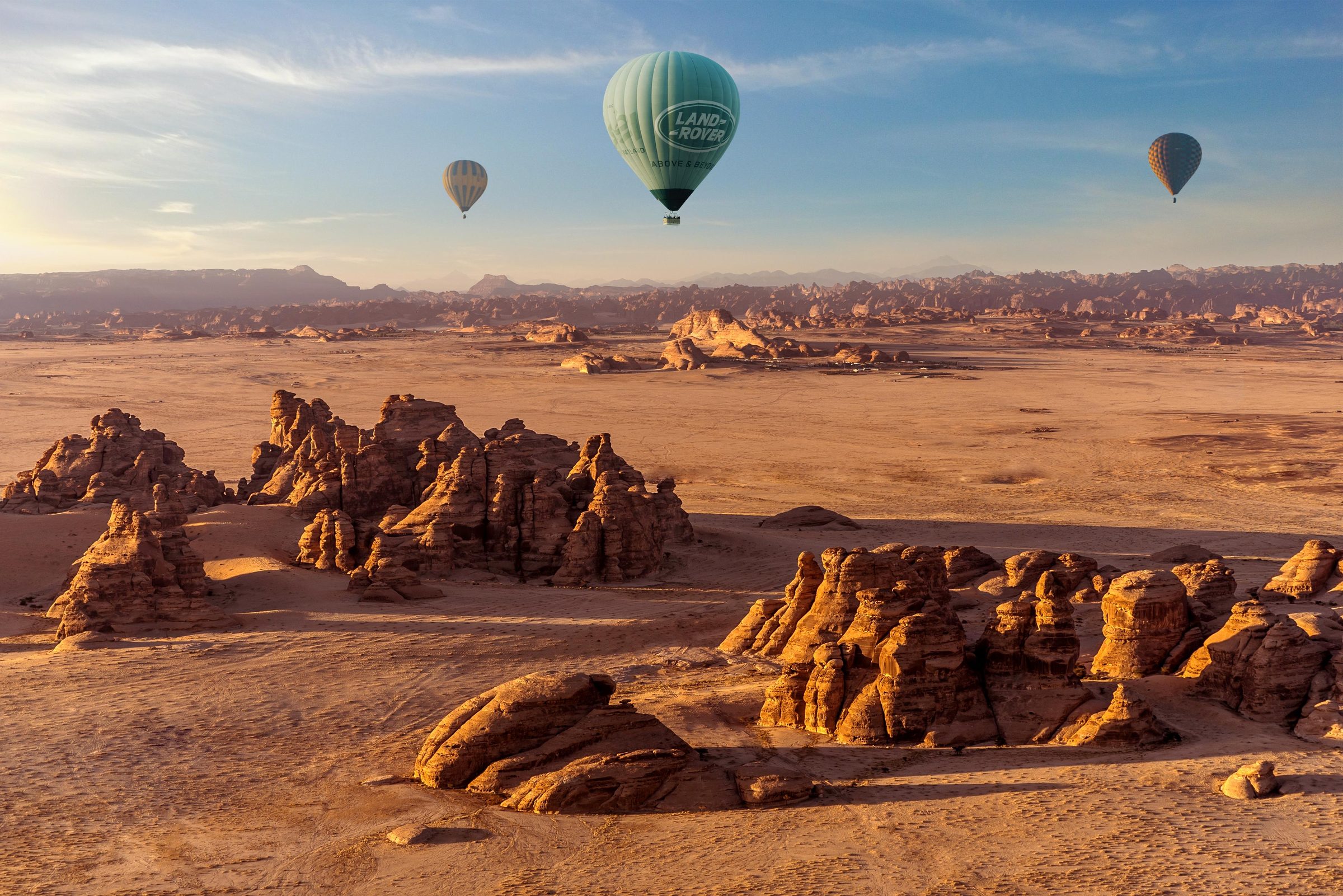Globos aerostáticos flotan sobre el paisaje de arenisca de AlUla