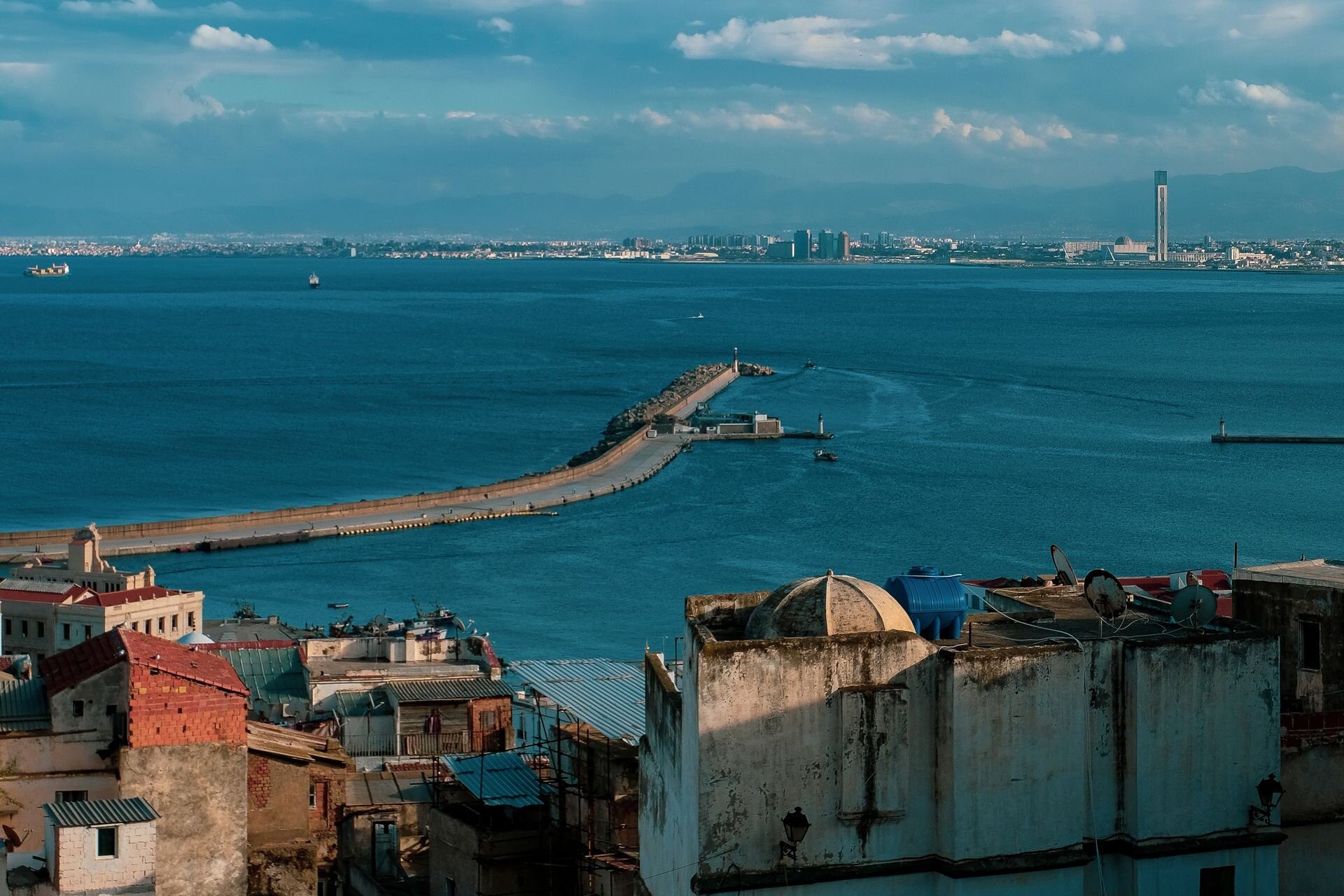 La bahía de Argel desde las azoteas de la Casba, con la ciudad y el minarete de Djamaa El Djazair al otro lado del agua