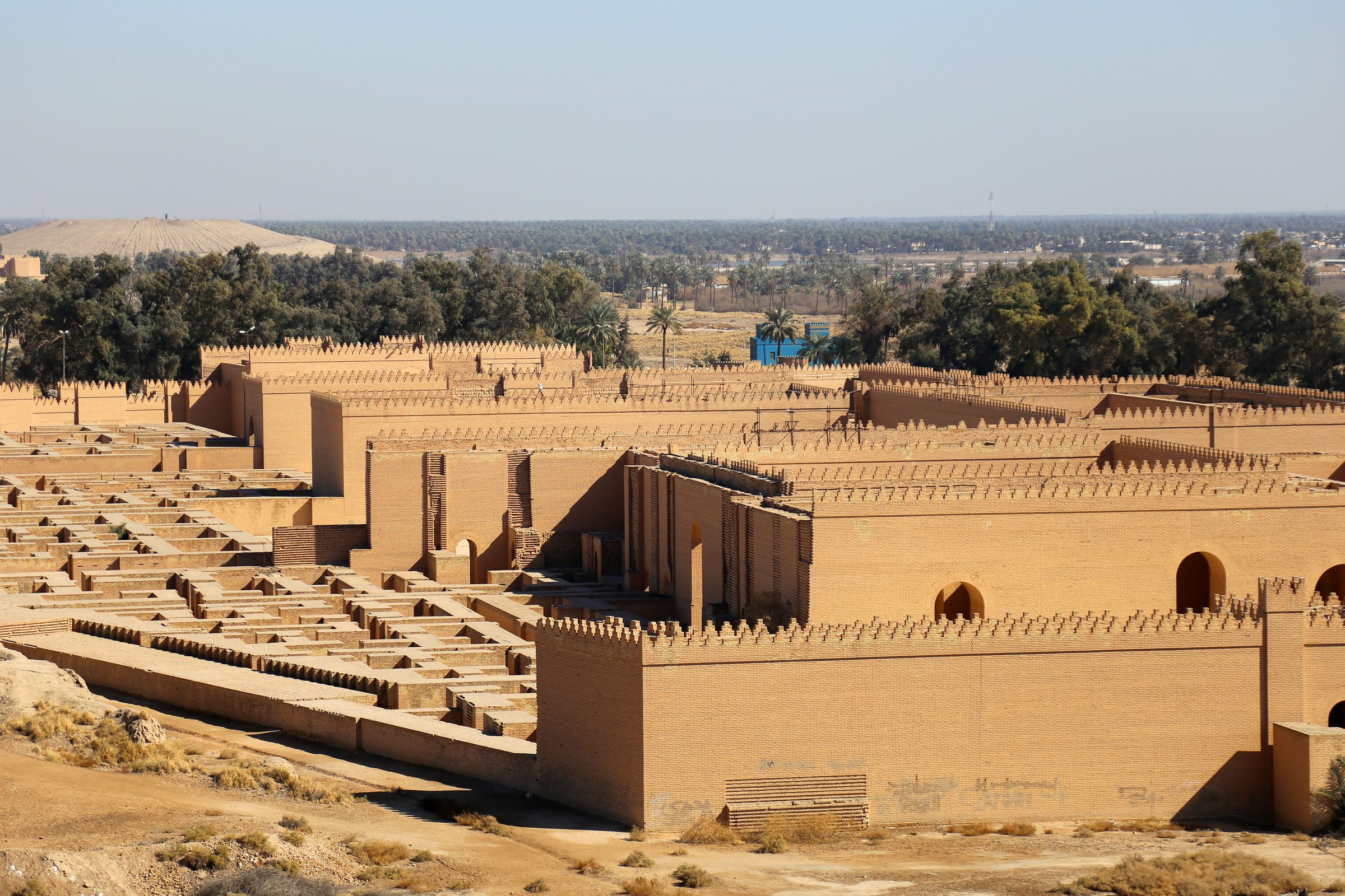 Las murallas reconstruidas de la antigua Babilonia, cerca de Hilla, Irak