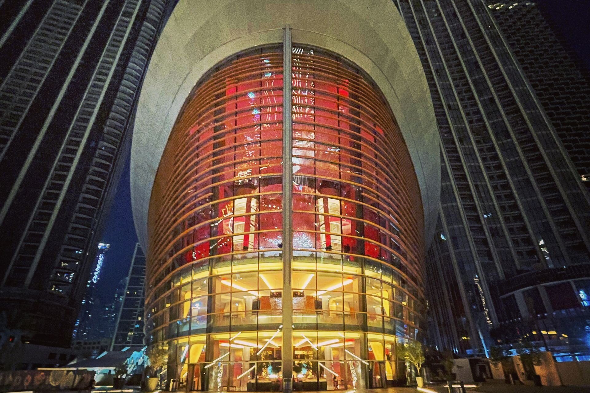Dubai Opera resplandeciente de noche entre las torres de Downtown Dubai