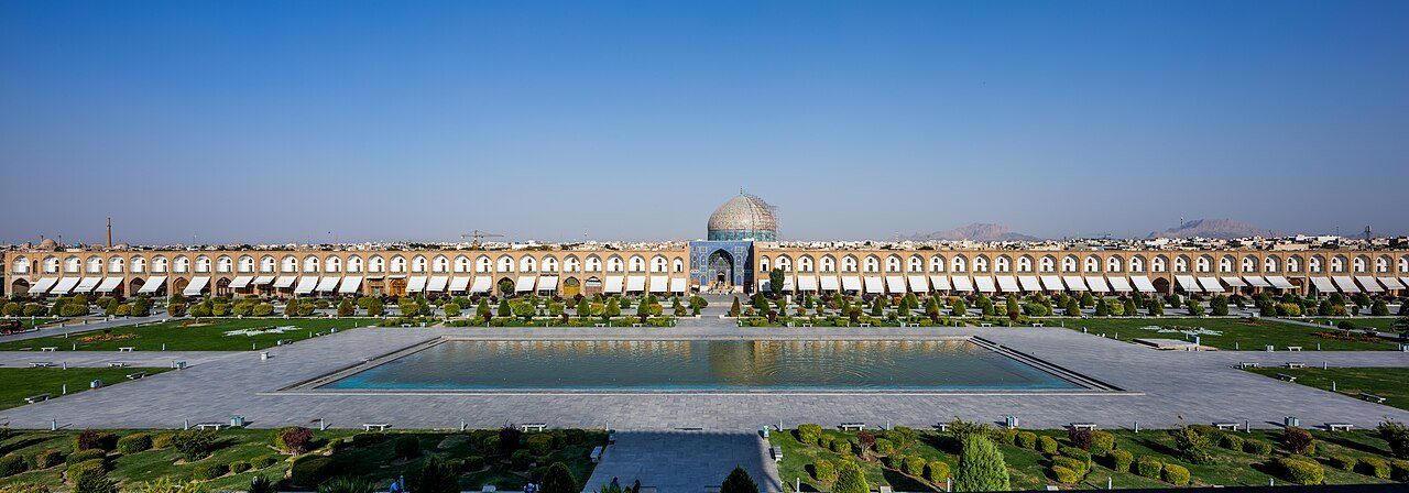 La plaza Naqsh-e Jahan de Isfahán, con su largo estanque que conduce a la cúpula color crema de la mezquita del Jeque Lotfollah.