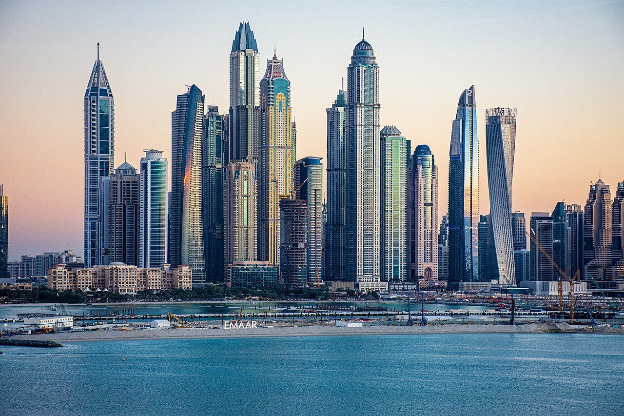 Las torres residenciales de Dubai Marina, que resplandecen al anochecer sobre el agua.