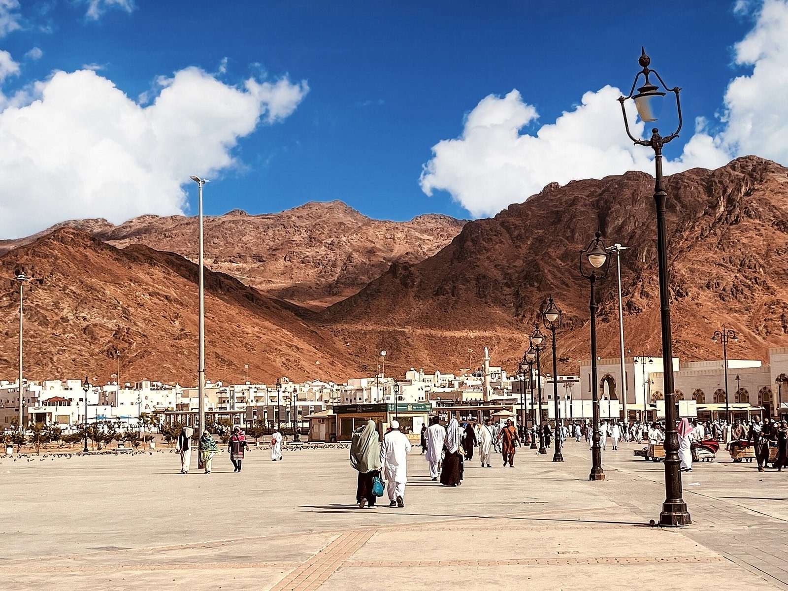Las crestas de granito rojo del monte Uhud, que se alzan sobre una amplia plaza en el extremo norte de Medina