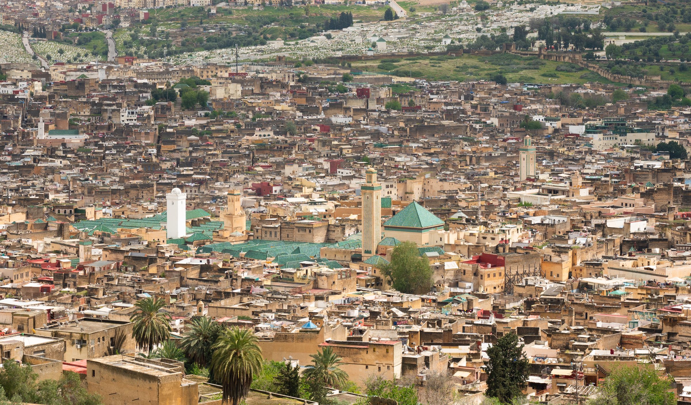 La antigua medina de Fez se extiende a lo largo de su valle