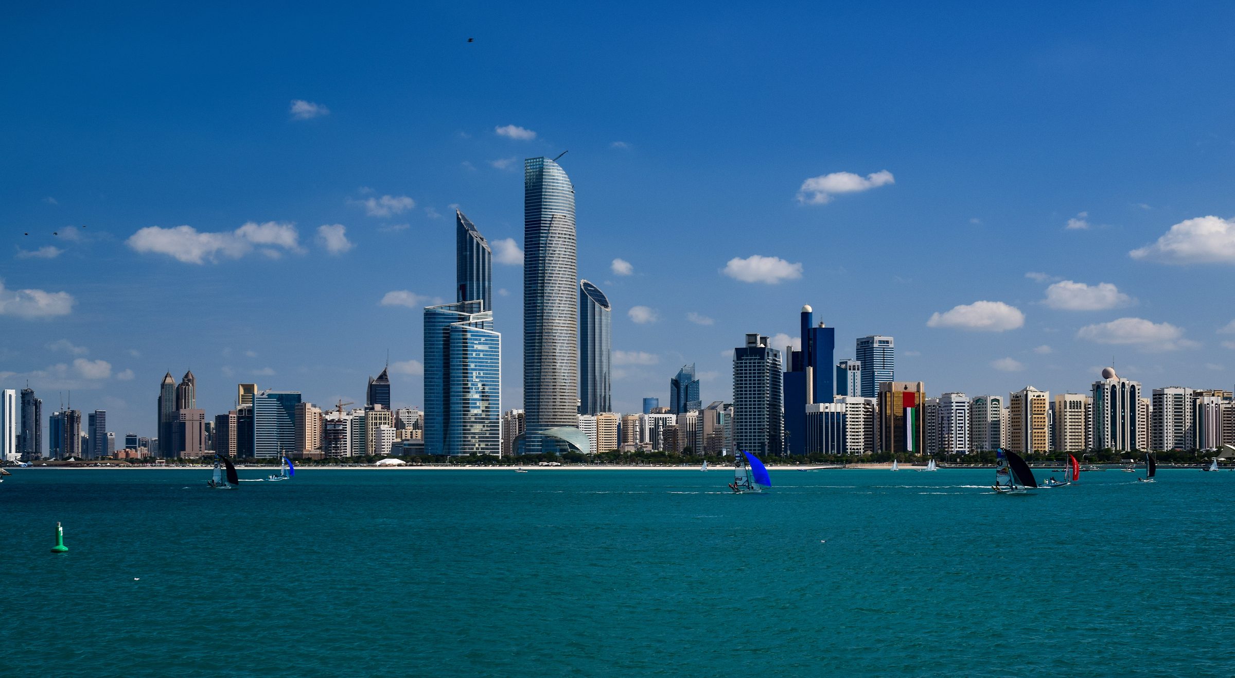 El perfil urbano de Abu Dabi, más allá de las aguas azules del Golfo