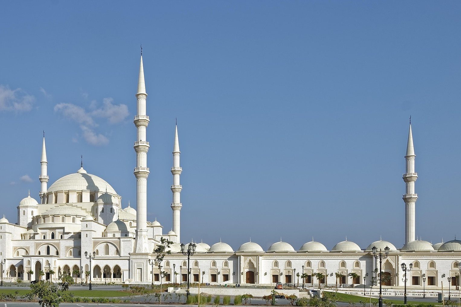 Las cúpulas y minaretes blancos de la Mezquita Sheikh Zayed de Fujairah