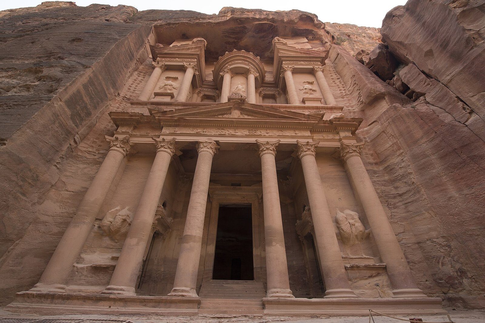 La fachada de color rosa rojizo de Al Khazneh, el Tesoro, excavada en los acantilados de arenisca de Petra, Jordania.