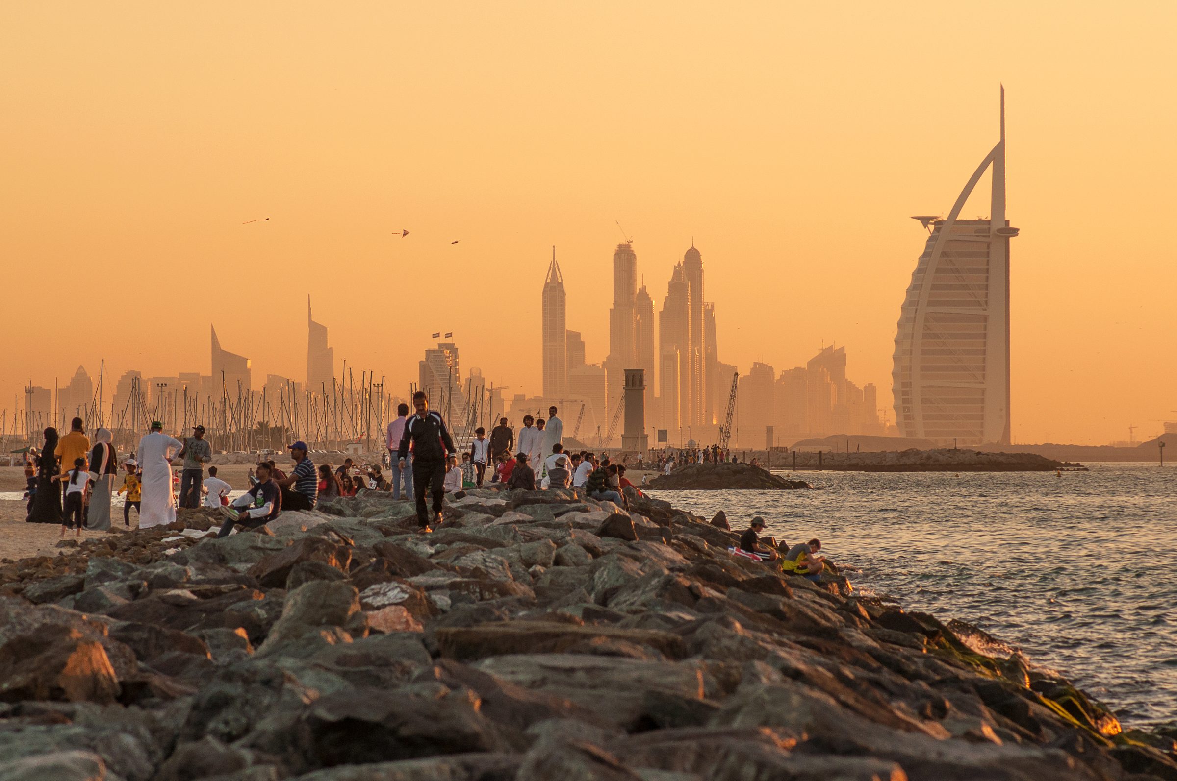 Atardecer sobre la playa de Jumeirah y el Burj Al Arab en Dubái