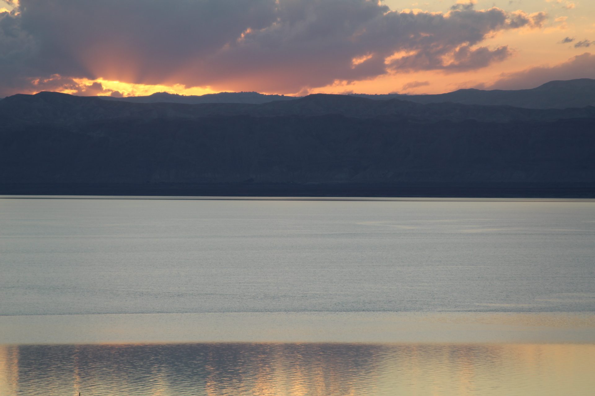 Atardecer sobre las aguas serenas del Mar Muerto