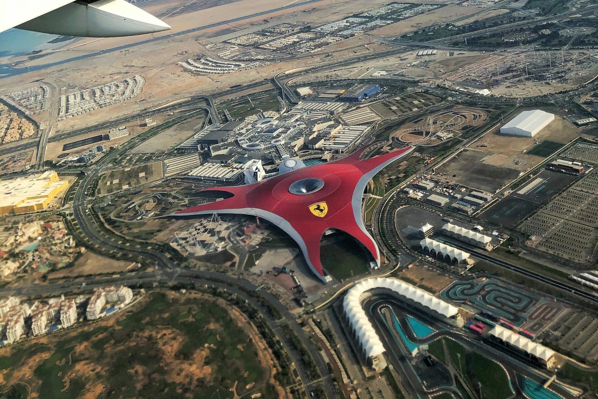 Ferrari World y el circuito de Yas Marina en Yas Island, Abu Dabi, desde la ventanilla de un avión