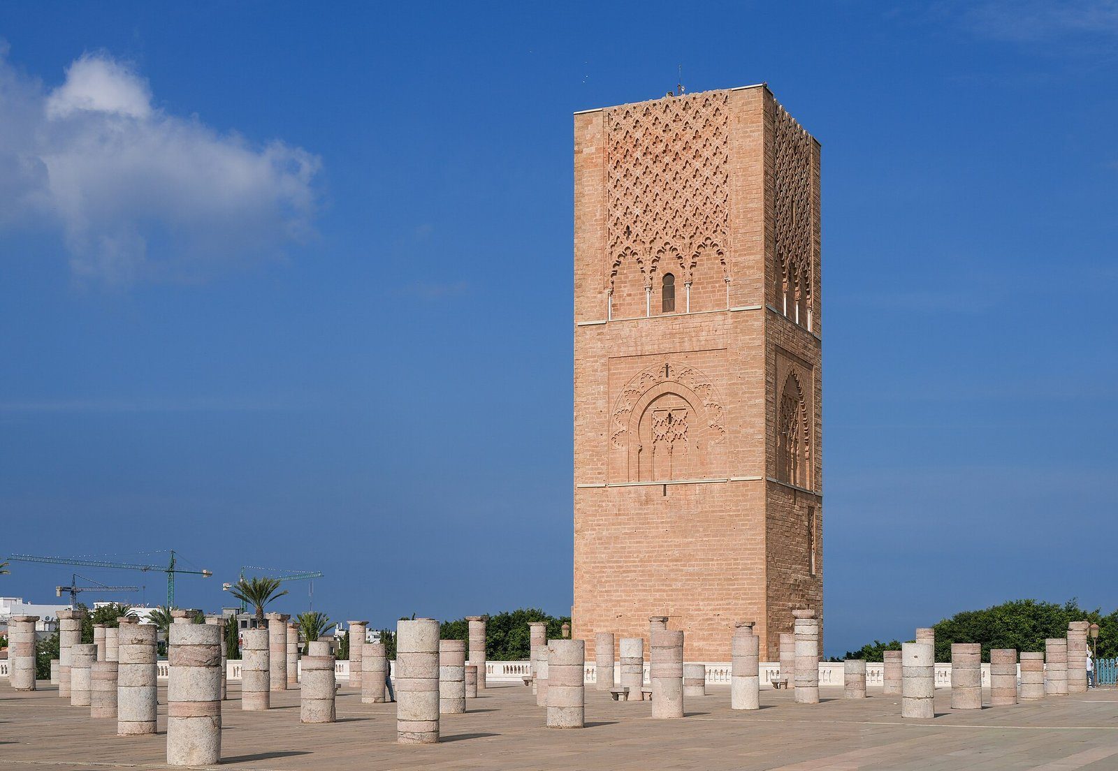 La Torre Hassan, del siglo XII, se alza sobre hileras de basas de columnas de mármol bajo un cielo azul intenso en Rabat.