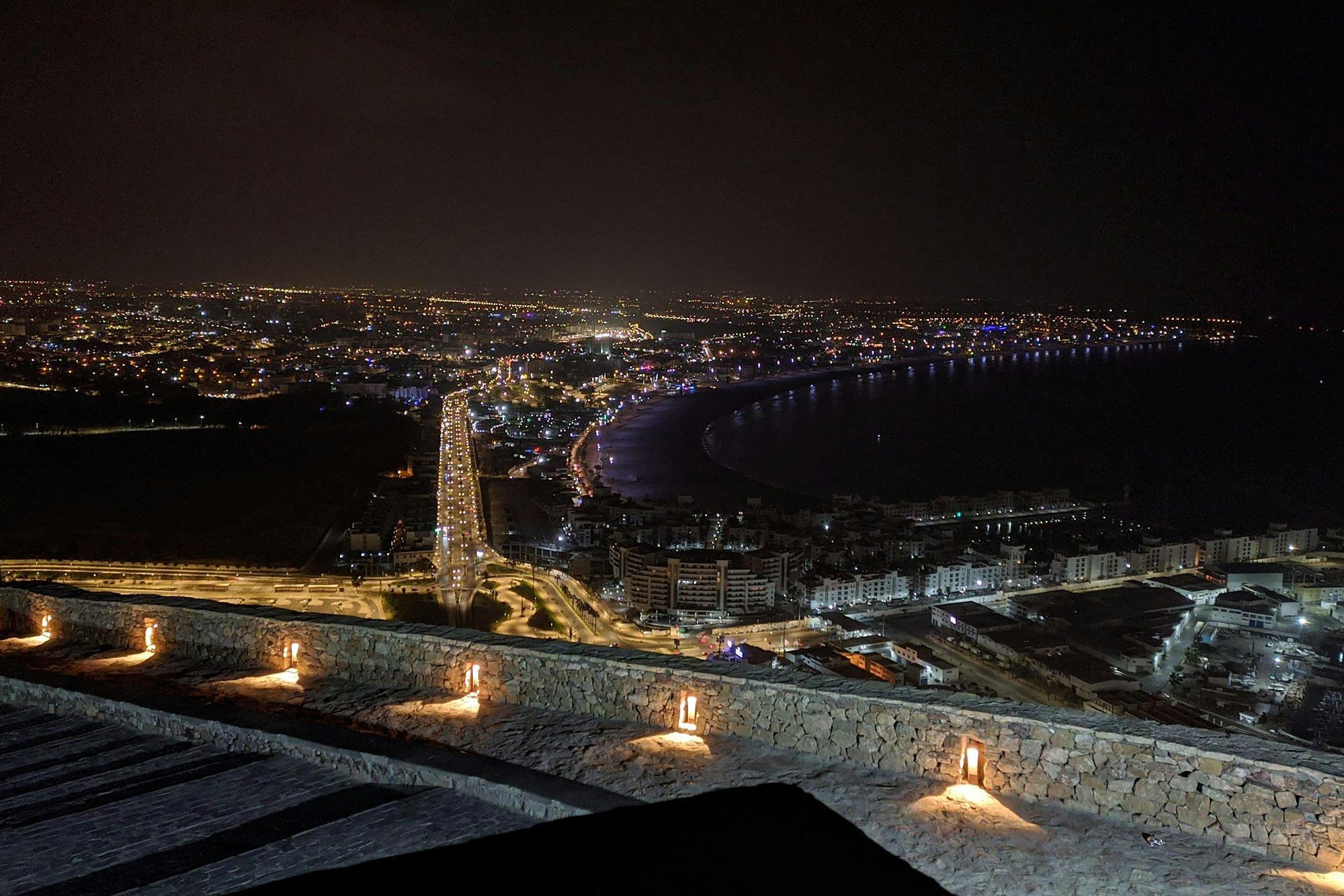 Las luces de la bahía de Agadir de noche desde la colina de la Kasbah