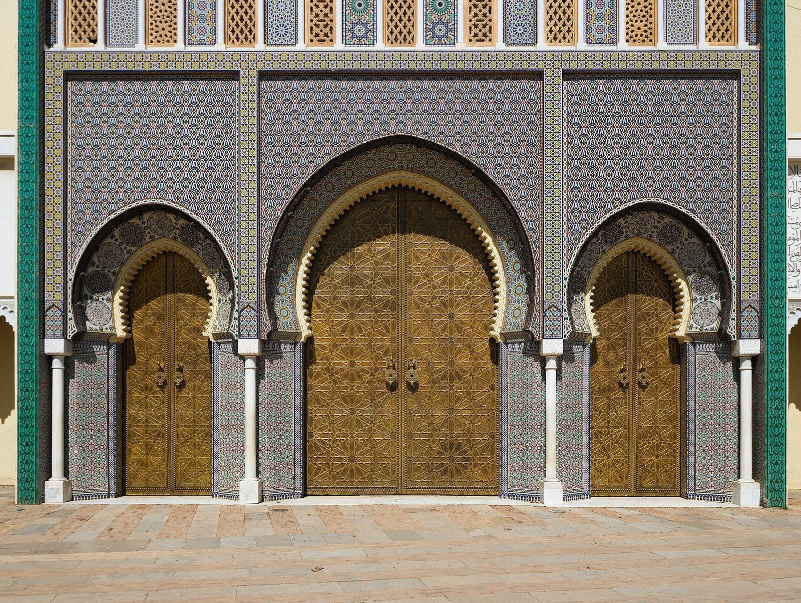Las puertas de latón dorado y los azulejos de zellige de las puertas del Palacio Real, Fez.