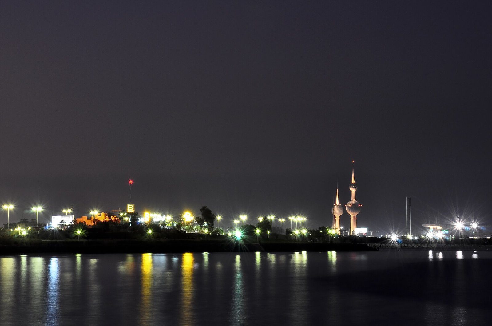 Las Kuwait Towers iluminadas y las luces de la costa del Golfo de noche, Ciudad de Kuwait