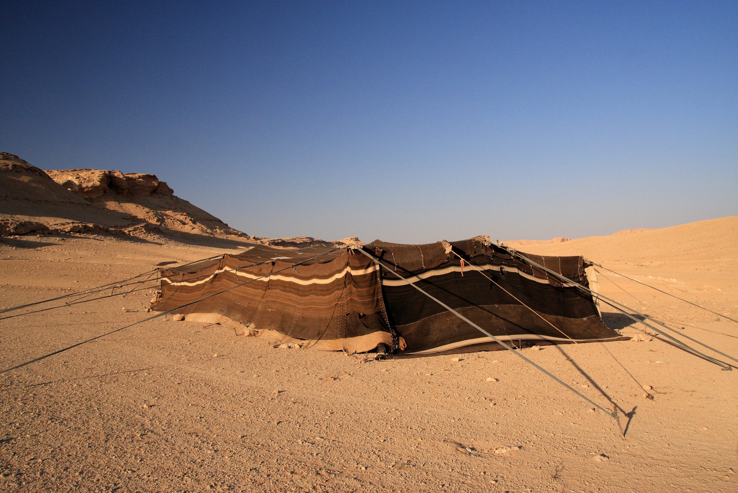 Una tradicional jaima beduina sobre la arena del desierto