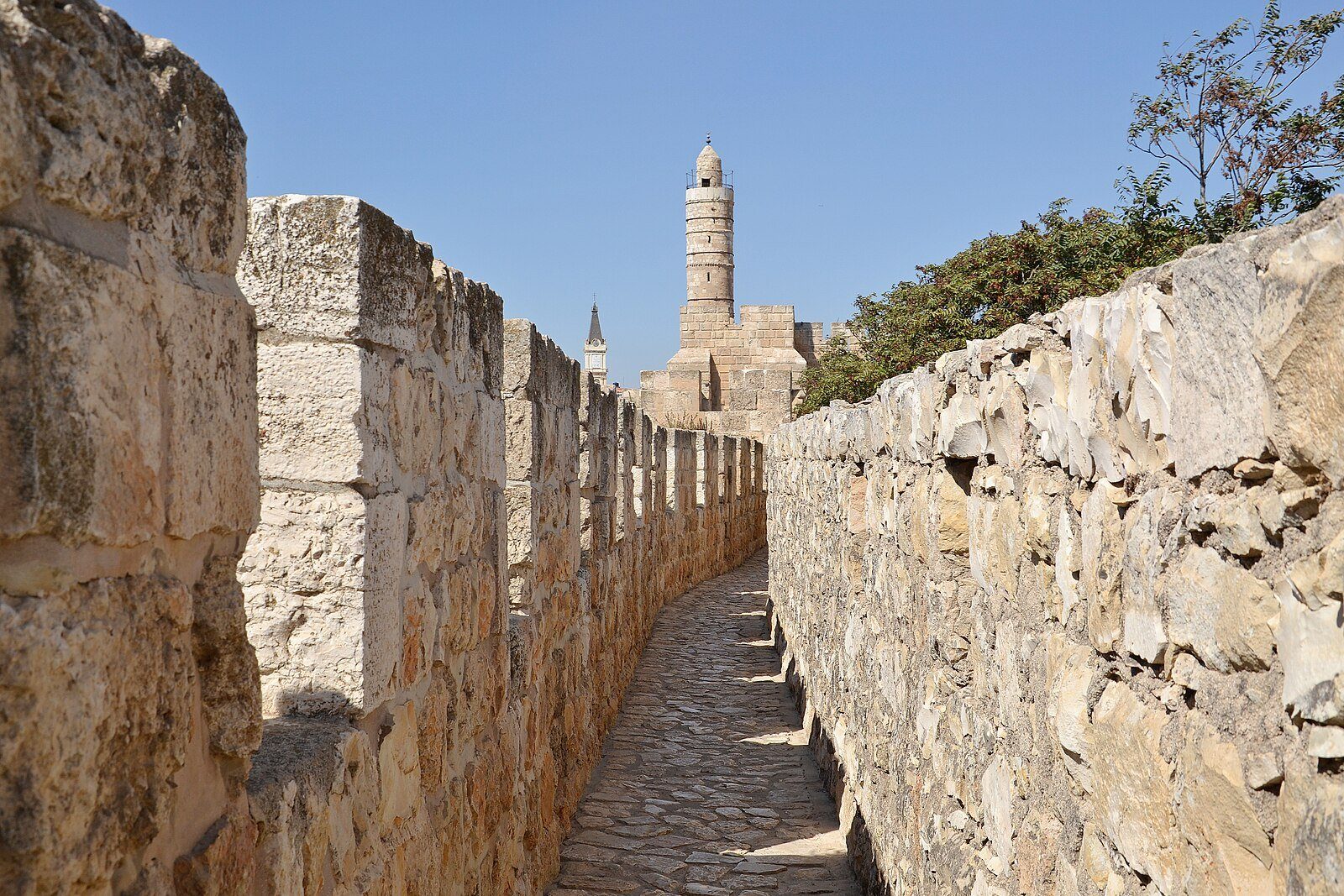 El paseo por las murallas de la Ciudad Vieja de Jerusalén en dirección al minarete de la Torre de David.