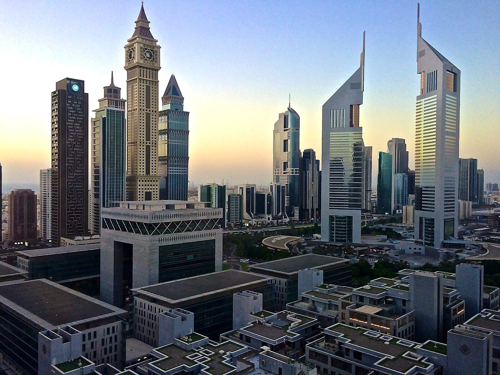 Las Emirates Towers y el Gate Building del Dubai International Financial Centre con la suave luz del amanecer.