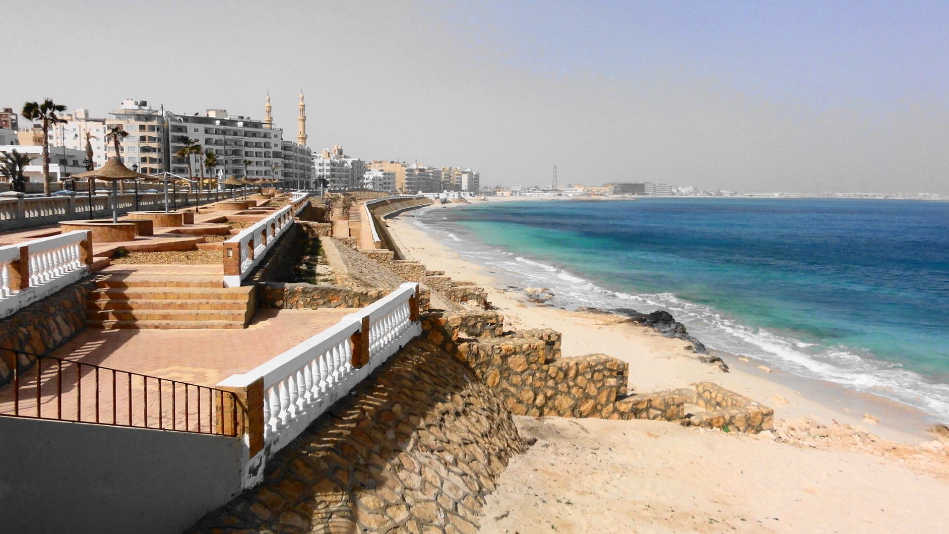 La corniche y la extensa playa blanca de Marsa Matruh, Egipto