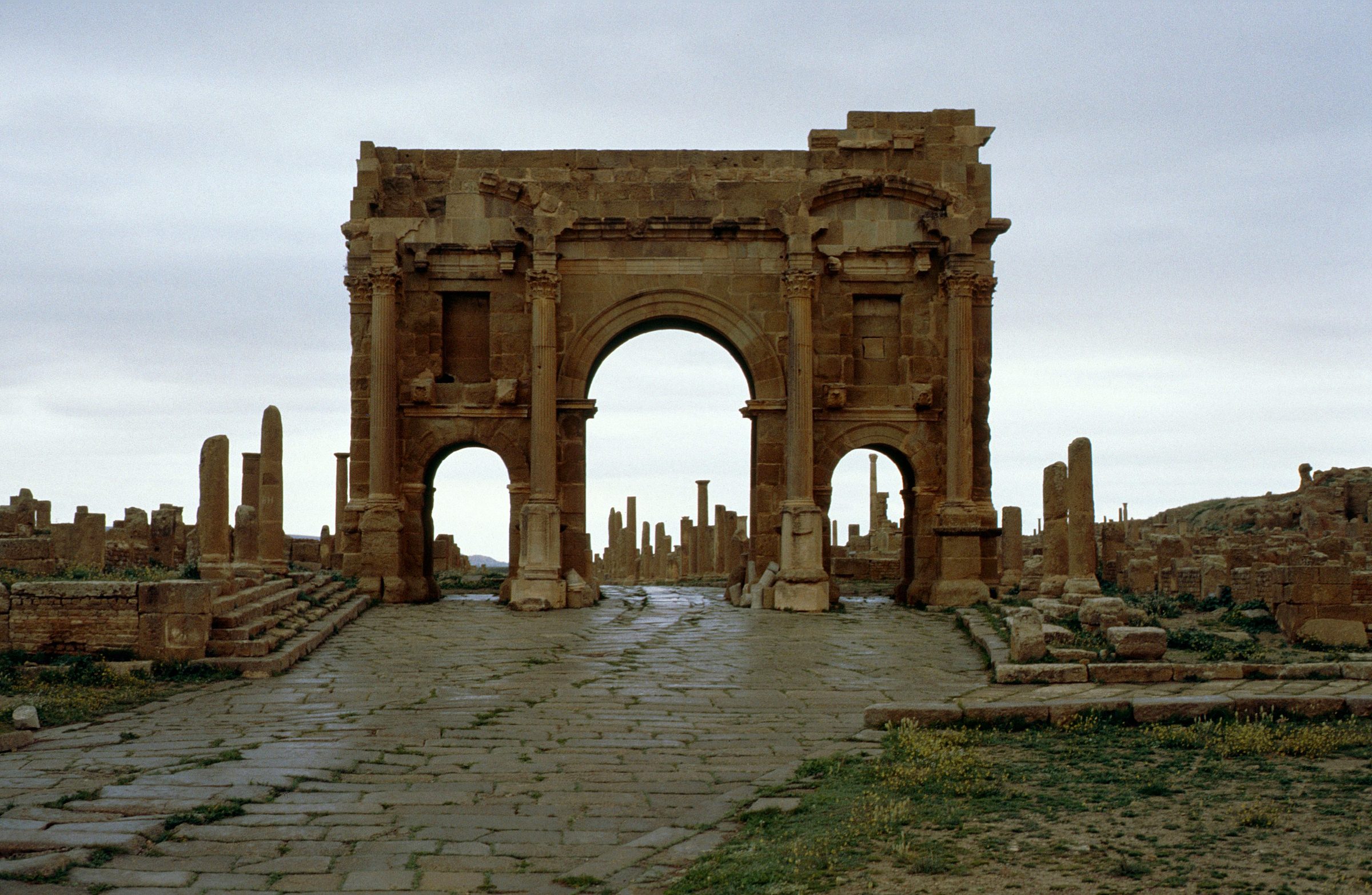 El Arco de Trajano en Timgad, la ciudad romana del Aurés, Argelia