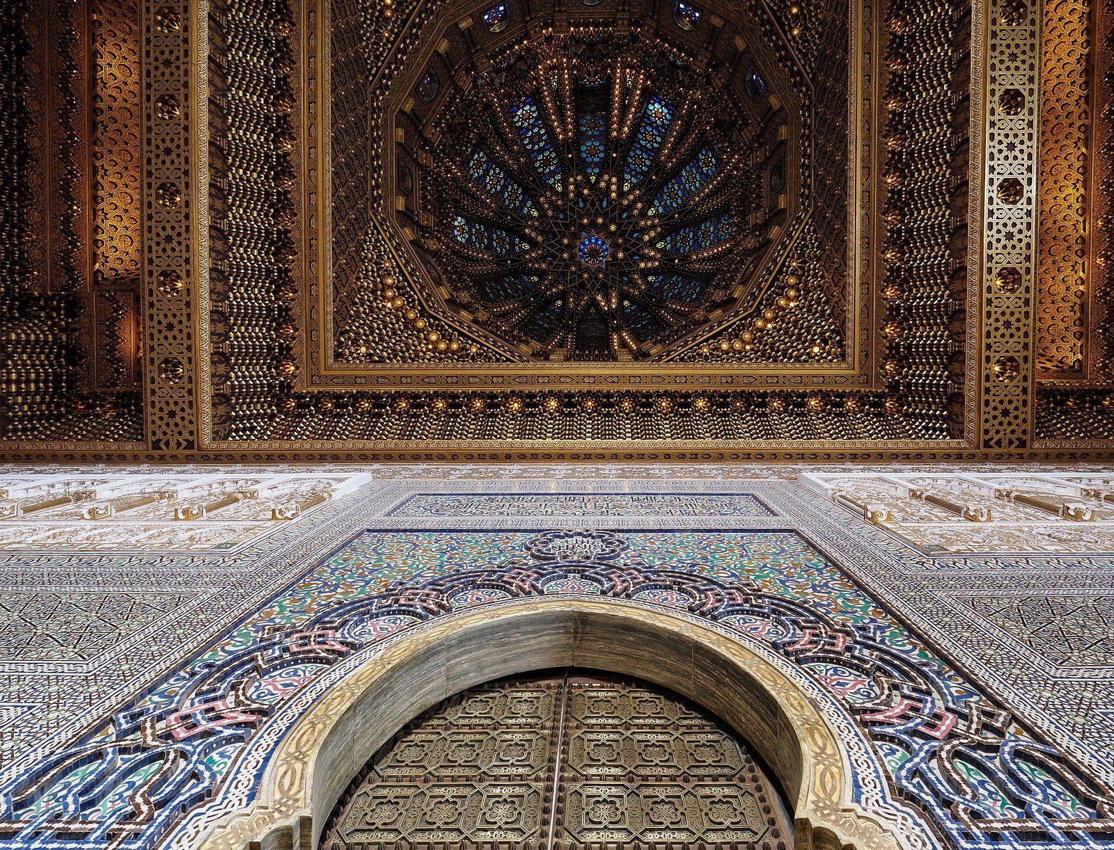 El techo de cedro tallado, las puertas doradas y los azulejos de zellige en el interior del Mausoleo de Mohammed V, Rabat.