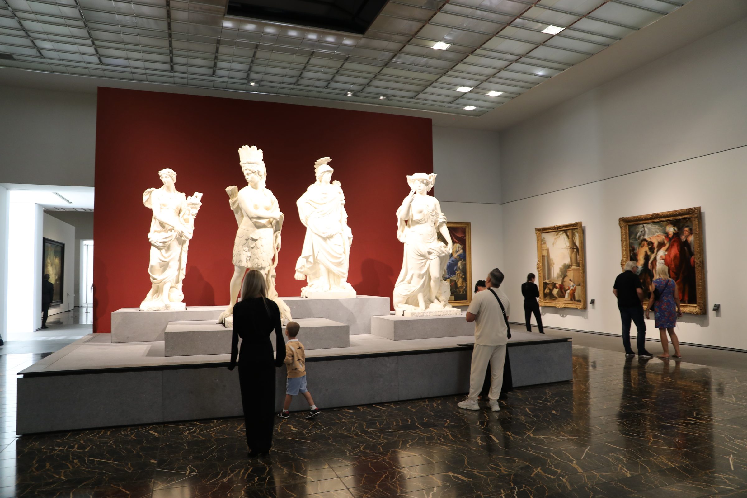 Esculturas clásicas en una galería del Louvre Abu Dhabi