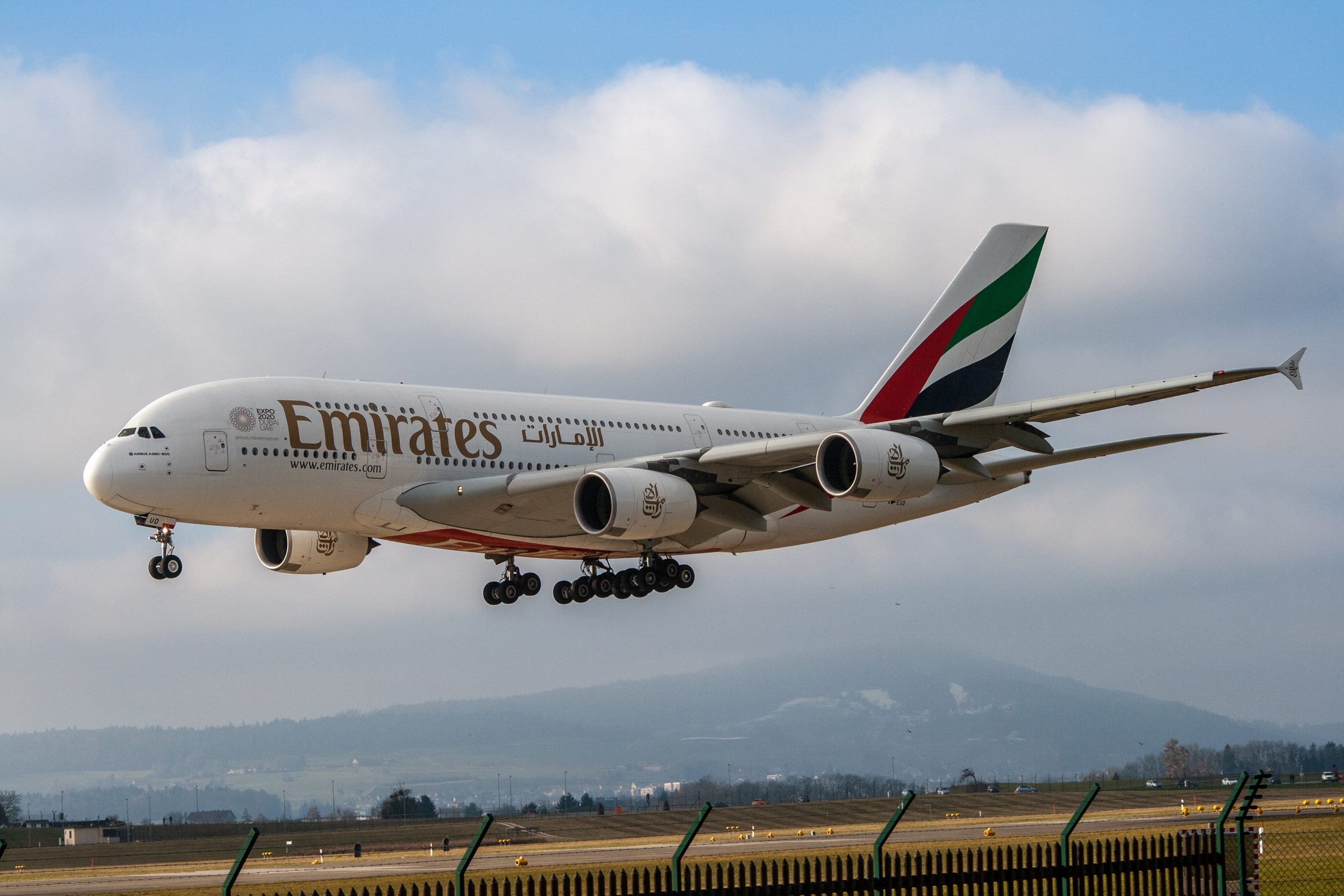 Un Airbus A380 de Emirates en aproximación final