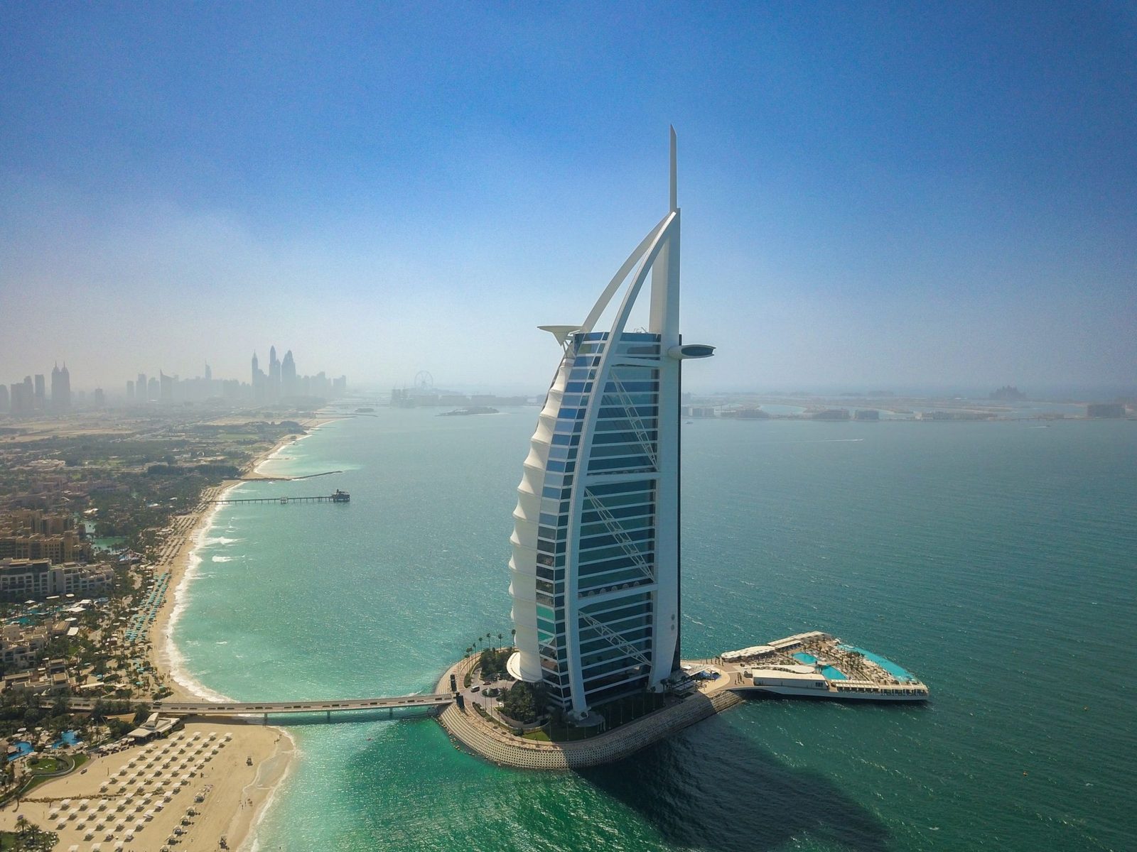 El Burj Al Arab, Jumeirah Beach y la marina vistos desde el aire, Dubái
