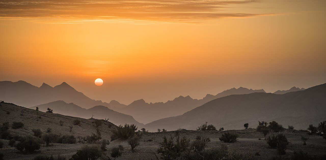 El sol saliendo sobre las sucesivas crestas del Jebel Akhdar, la Montaña Verde de Omán.