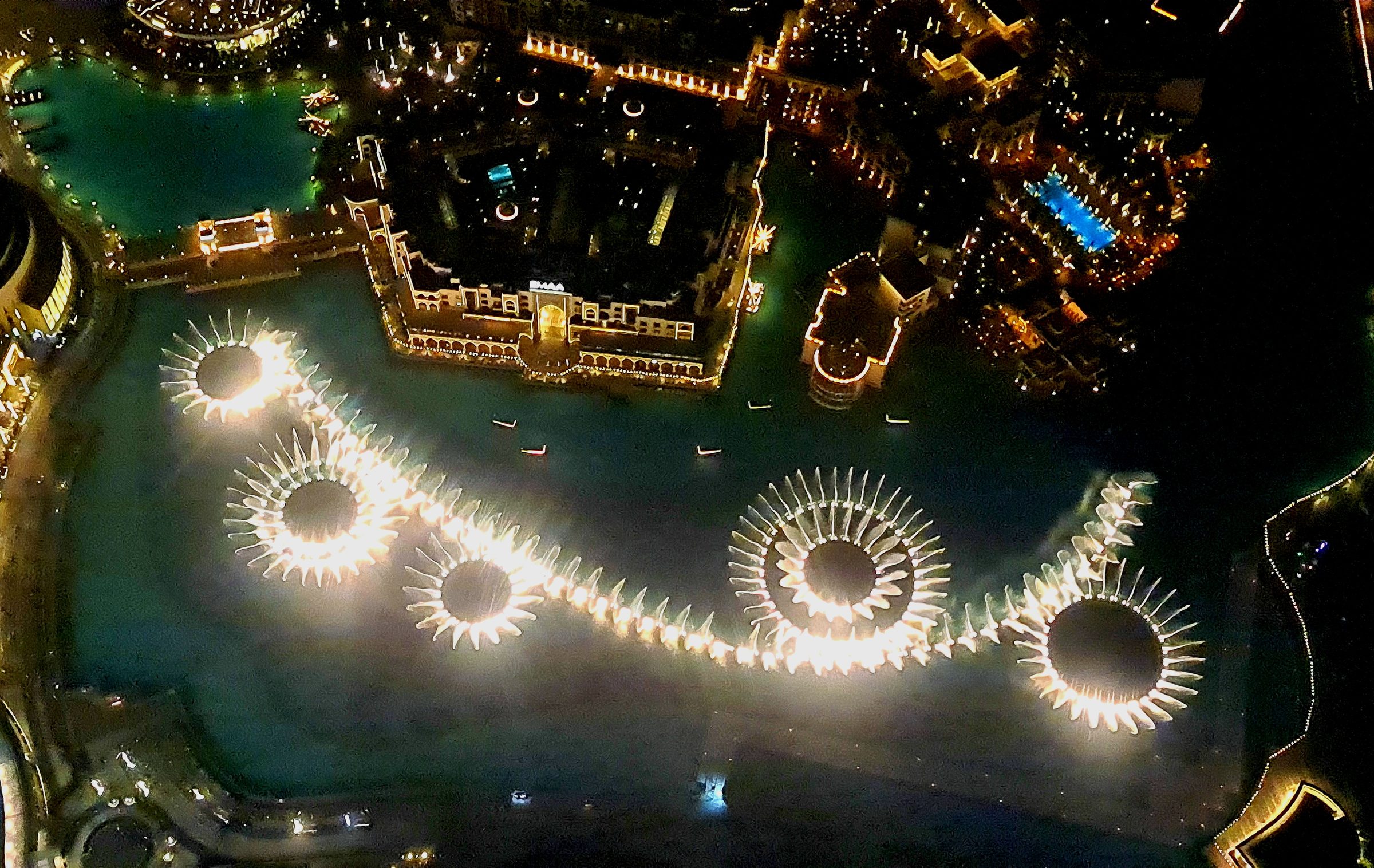 El espectáculo de The Dubai Fountain visto desde la cima del Burj Khalifa